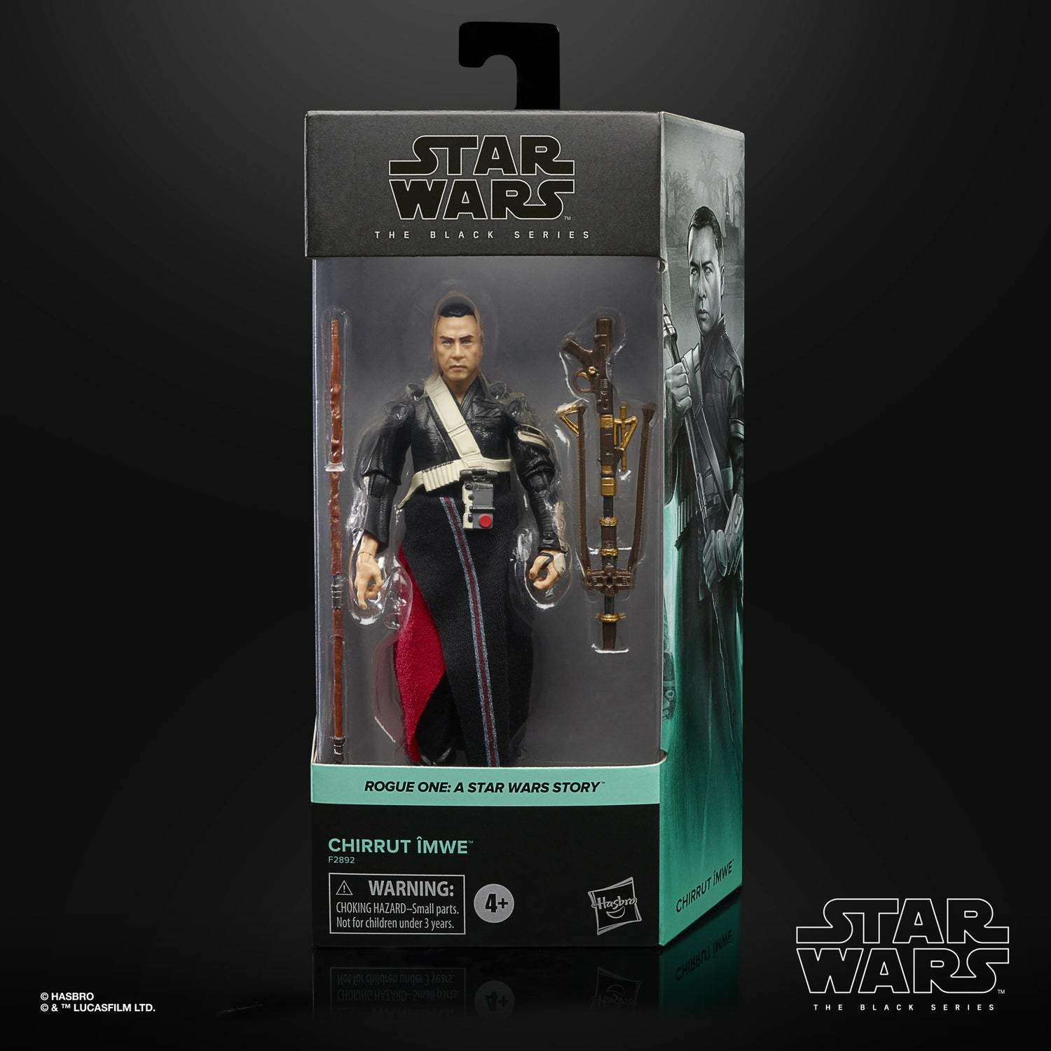 Una figura de acción de Chirrut Îmwe de Star Wars Black Series en su caja. La caja presenta el logotipo de Star Wars y una imagen.