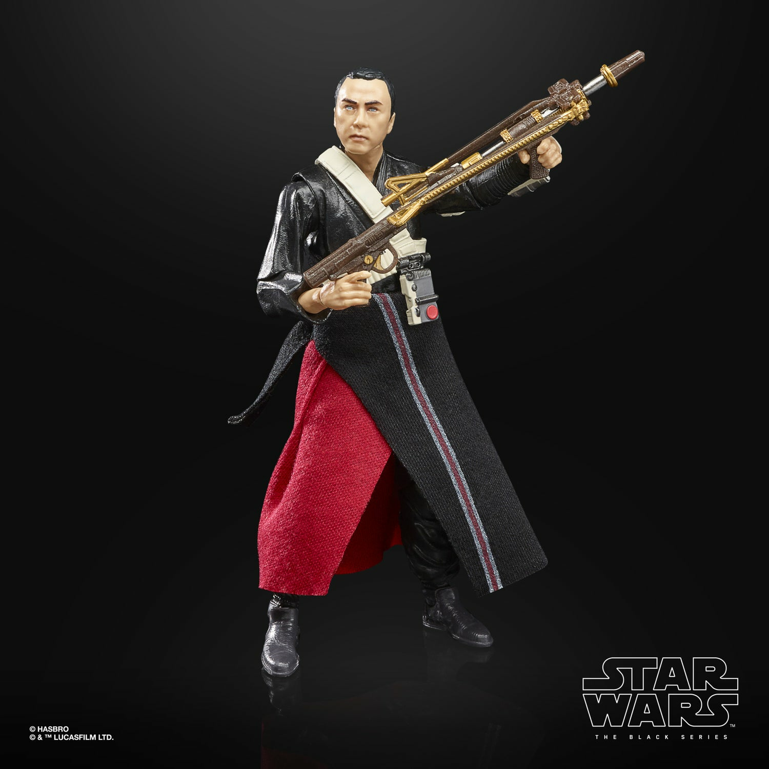 Una figura de Star Wars sosteniendo un rifle. Viste un atuendo negro y rojo. El fondo es negro con el logo de Star Wars.