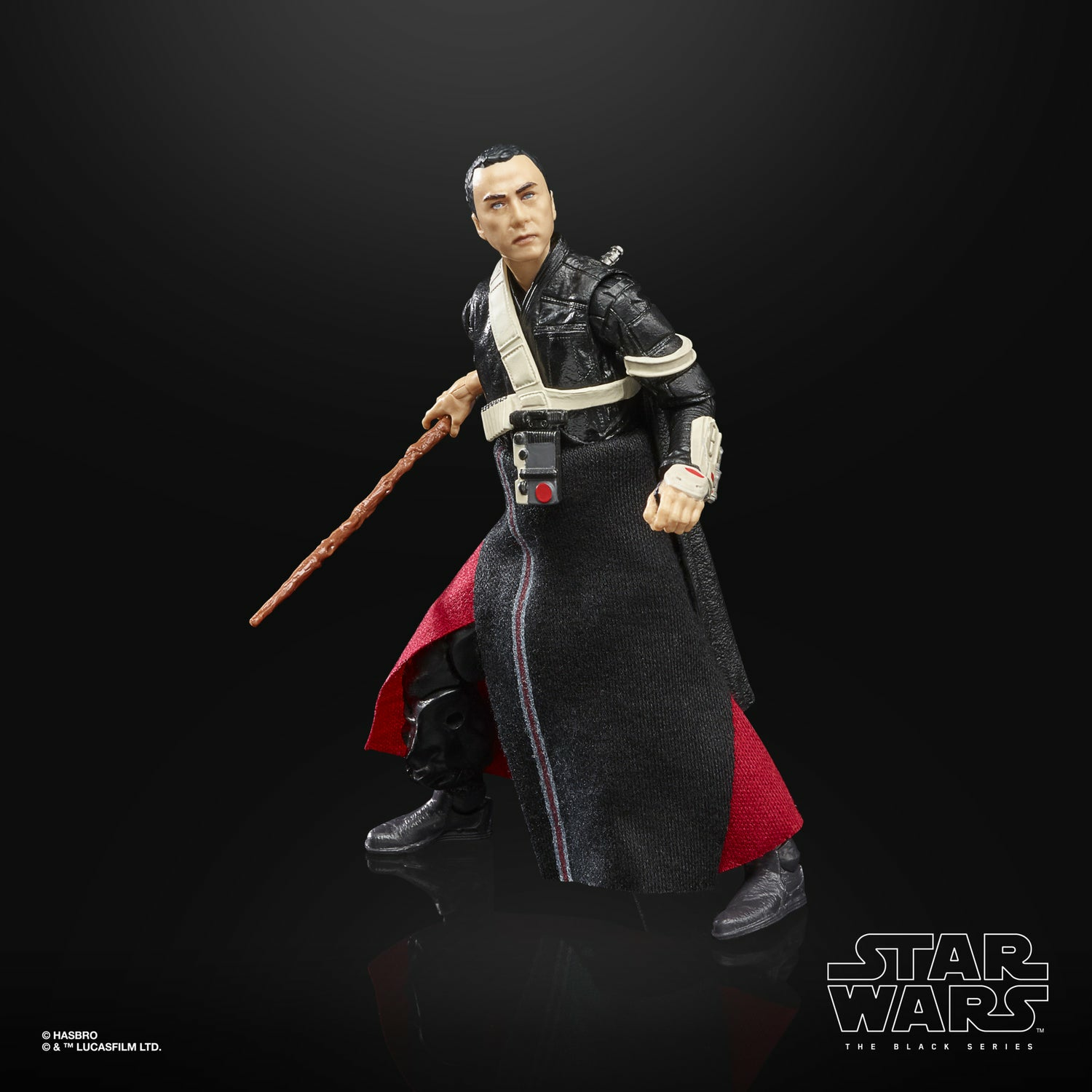 Figura de acción de Star Wars. Hombre con abrigo negro sosteniendo un palo. Forro rojo visible. Fondo negro con logo de Star Wars.