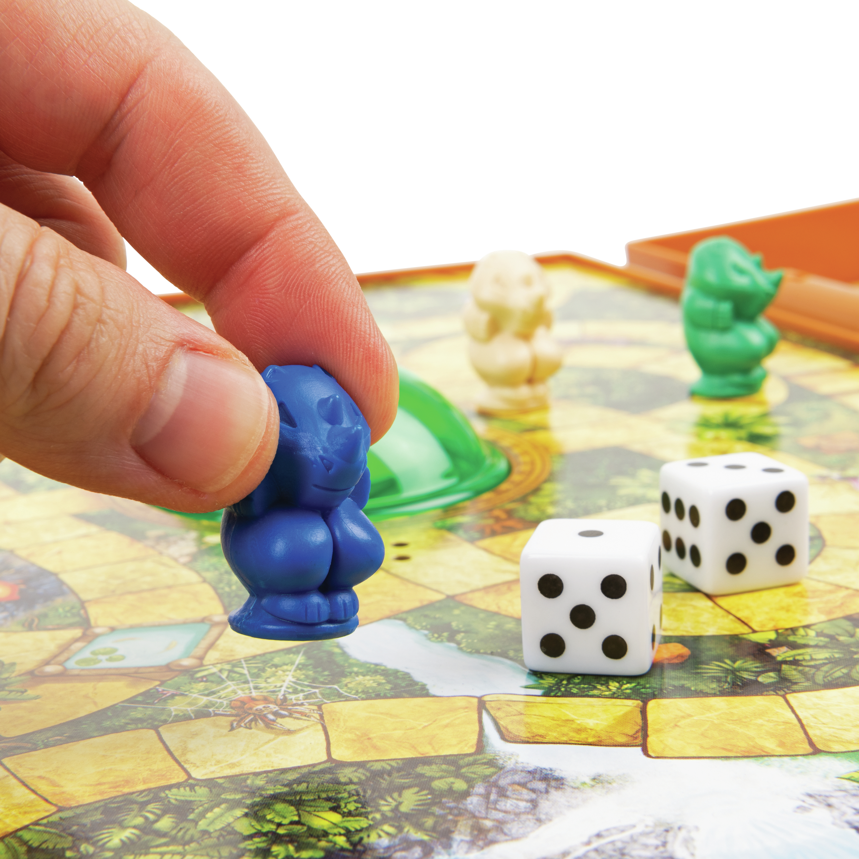 Eine Hand hält eine blaue Spielfigur über einem Spielbrett. Würfel und andere Figuren sind sichtbar. Der Hintergrund ist weiß.
