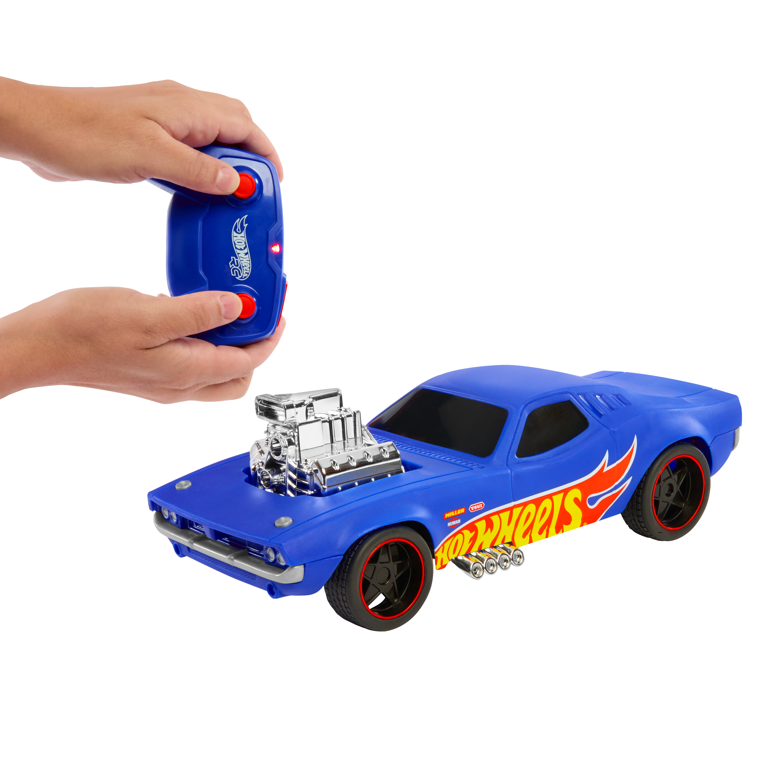 Niebieski samochód RC Hot Wheels z pilotem, trzymany w dłoniach. Samochód ma chromowane detale silnika i czerwone akcenty.