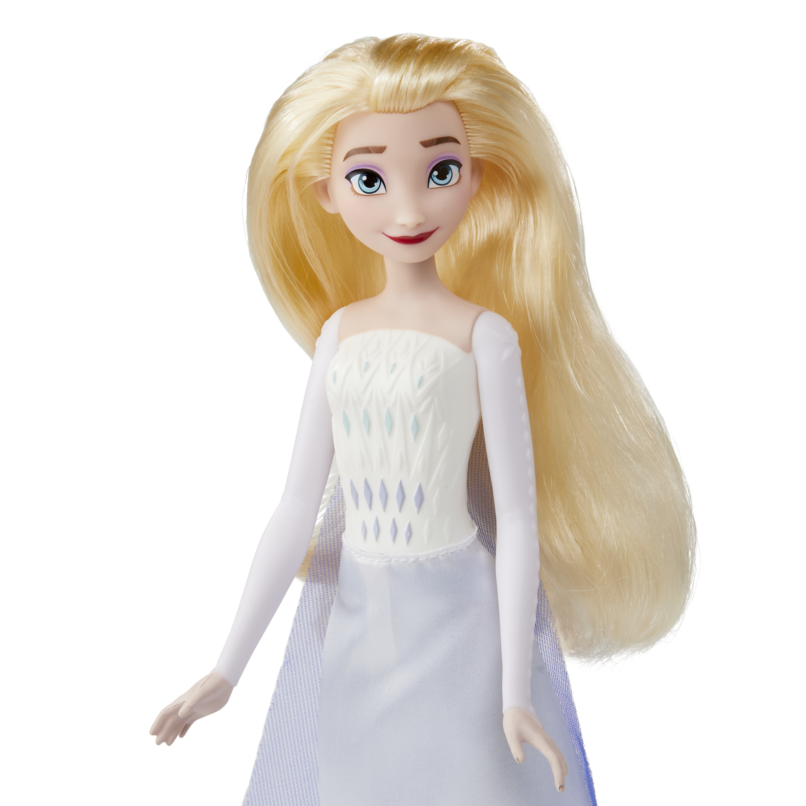 Eine Puppe von Elsa aus Frozen, mit langen blonden Haaren, trägt ein weißes Kleid mit blauen Akzenten, vor weißem Hintergrund.