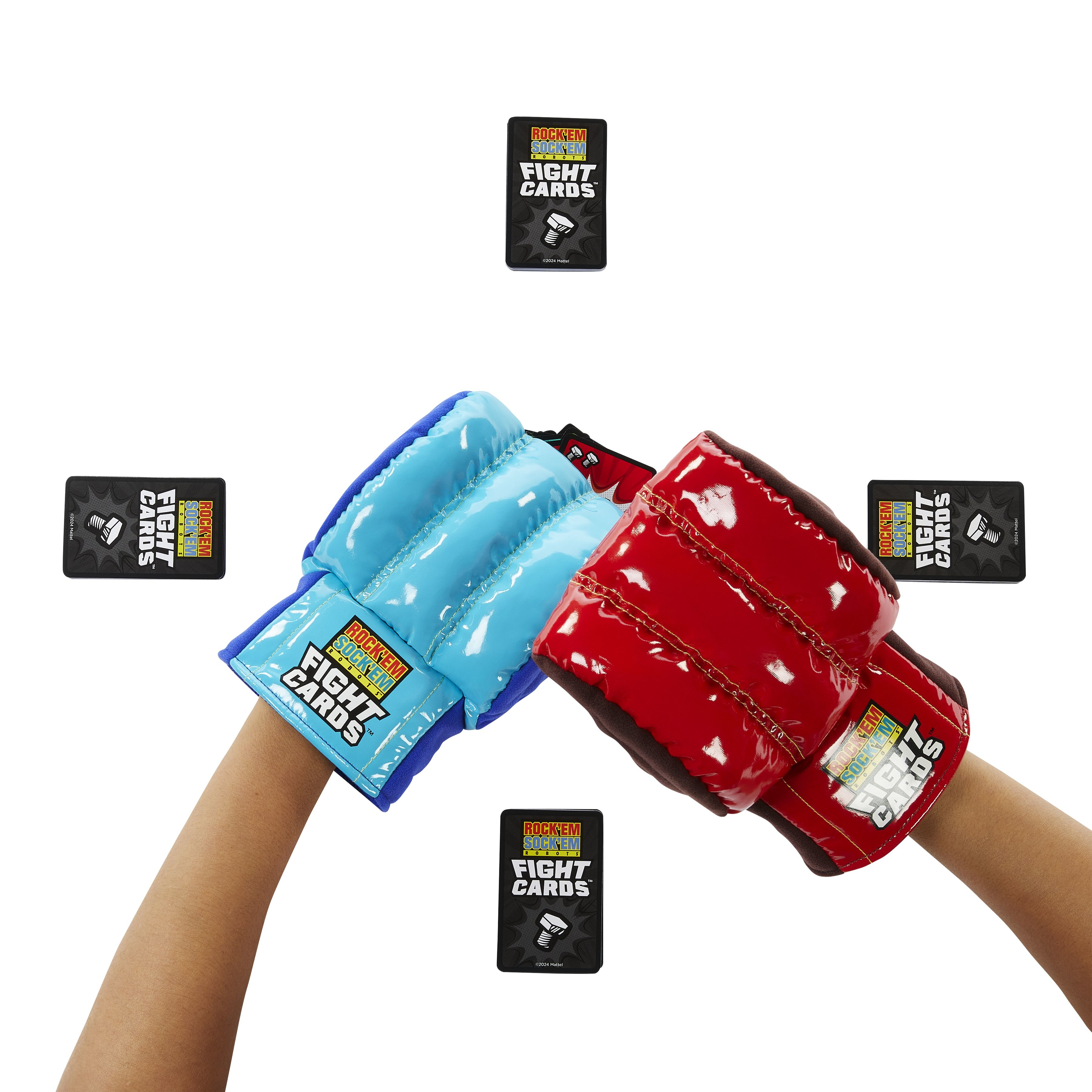 Manos con guantes de boxeo, azul y rojo, con cartas de lucha.