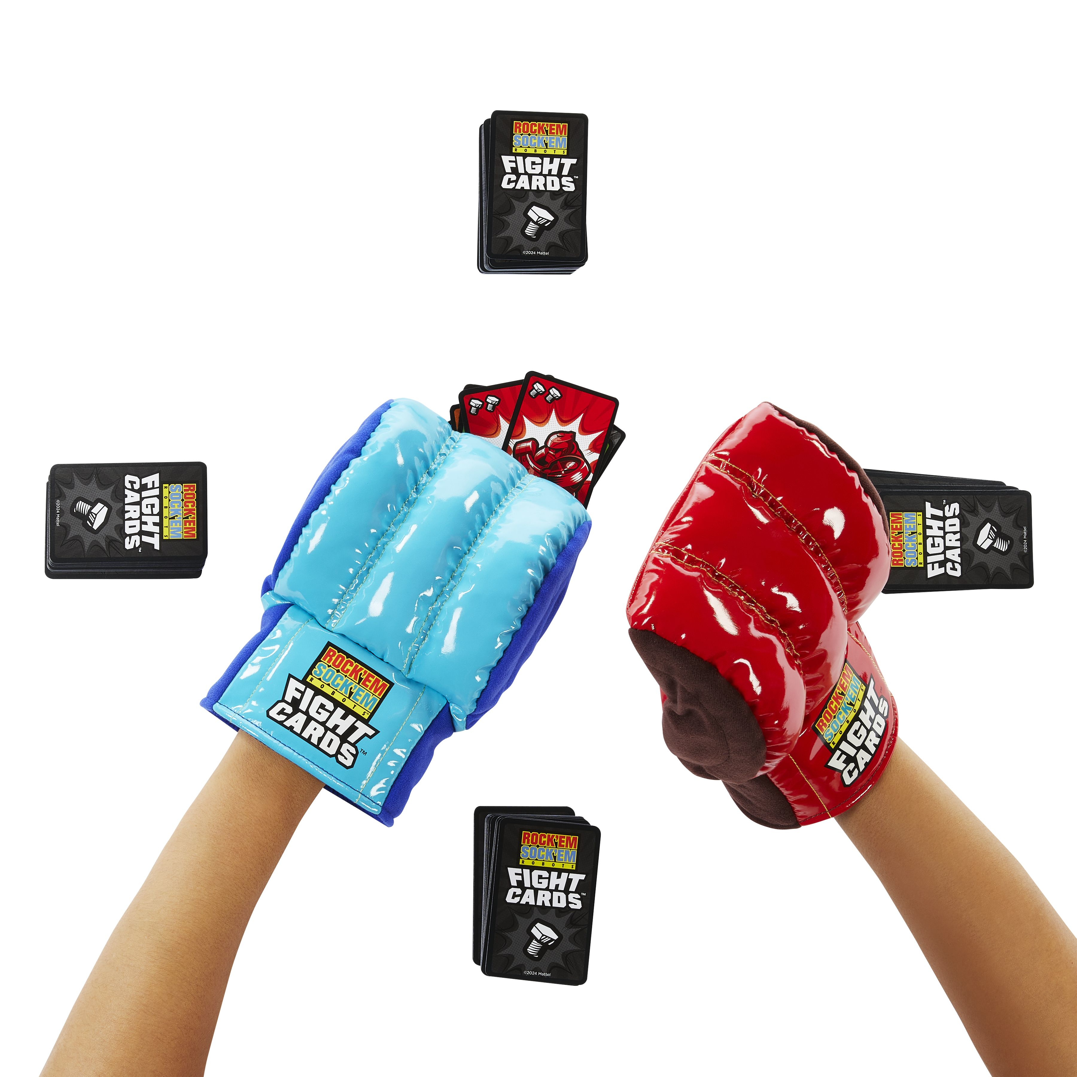 Manos con guantes de boxeo azules y rojos sostienen cartas. Las cartas dicen 'Fight Cards' y 'Rock'em Sock'em Robots'.