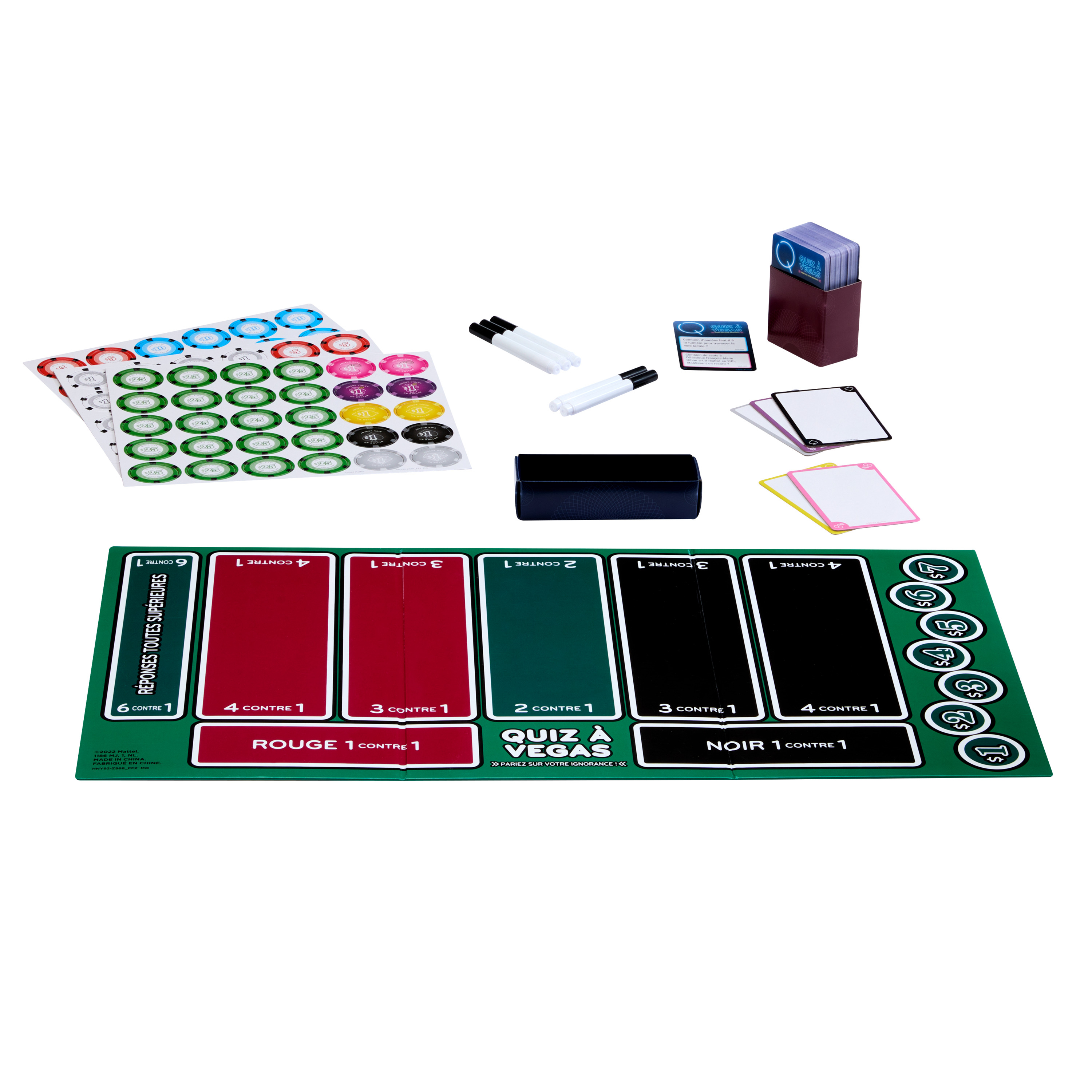 Ein Brettspiel mit Chips, Karten und einem Spielbrett. Verschiedene Komponenten sind auf einer weißen Oberfläche angeordnet.
