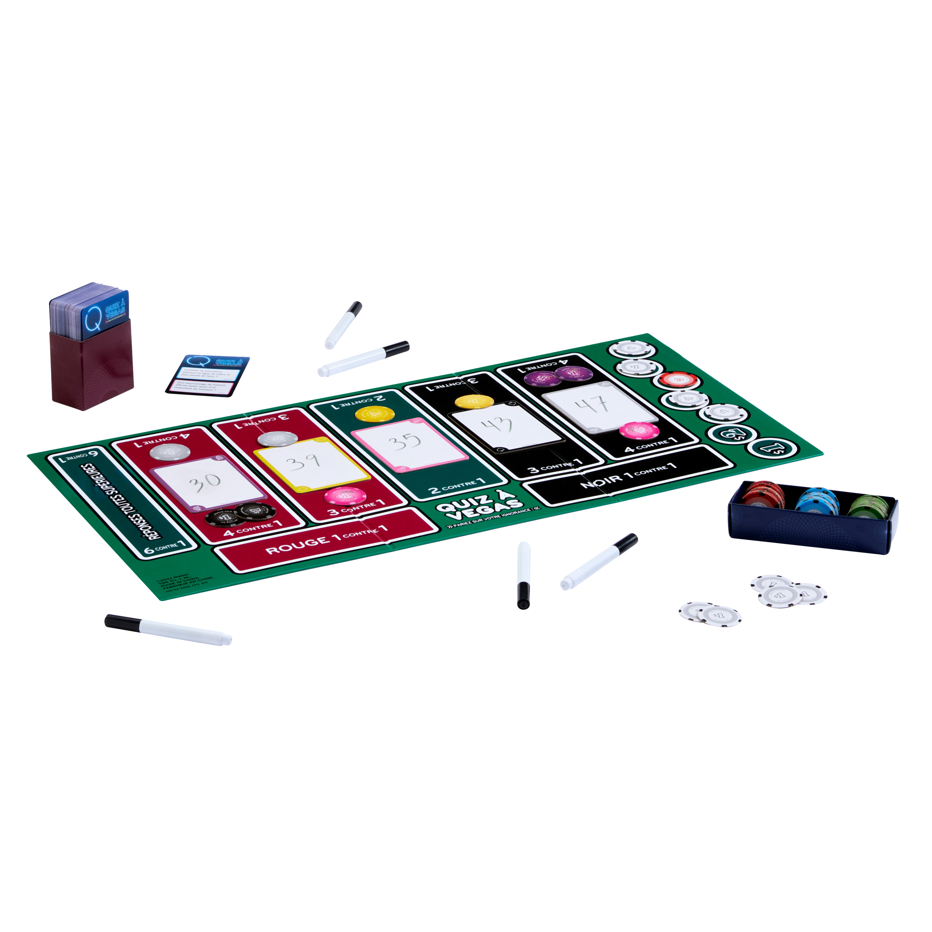 Ein Brettspiel wird mit Karten, Chips, Stiften und einem Quizbrett angezeigt. Auf der Tafel stehen Zahlen.