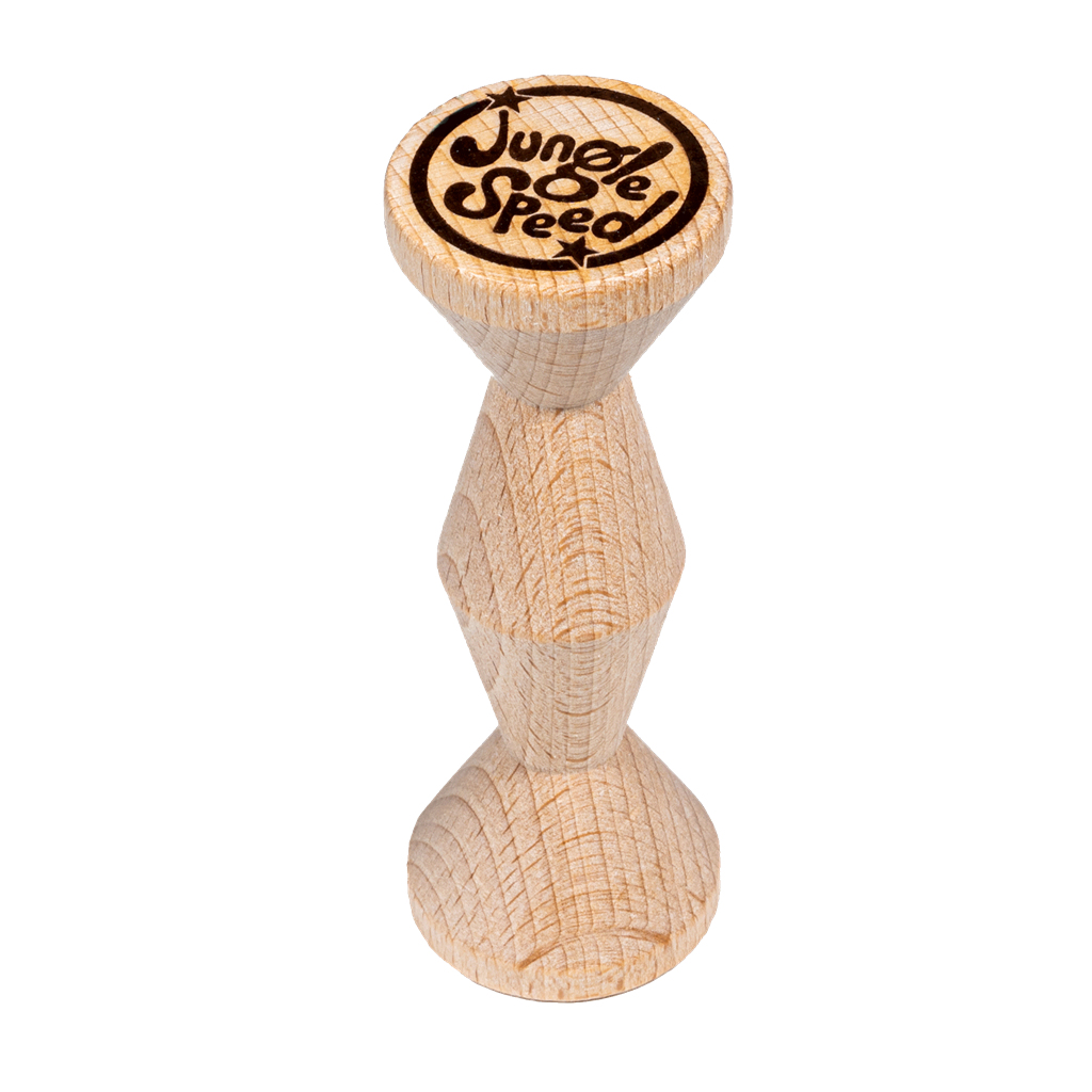 Un juguete de madera, Jungle Speed, con una parte superior circular. El cuerpo tiene forma de diamante y una base cónica. El fondo es blanco.
