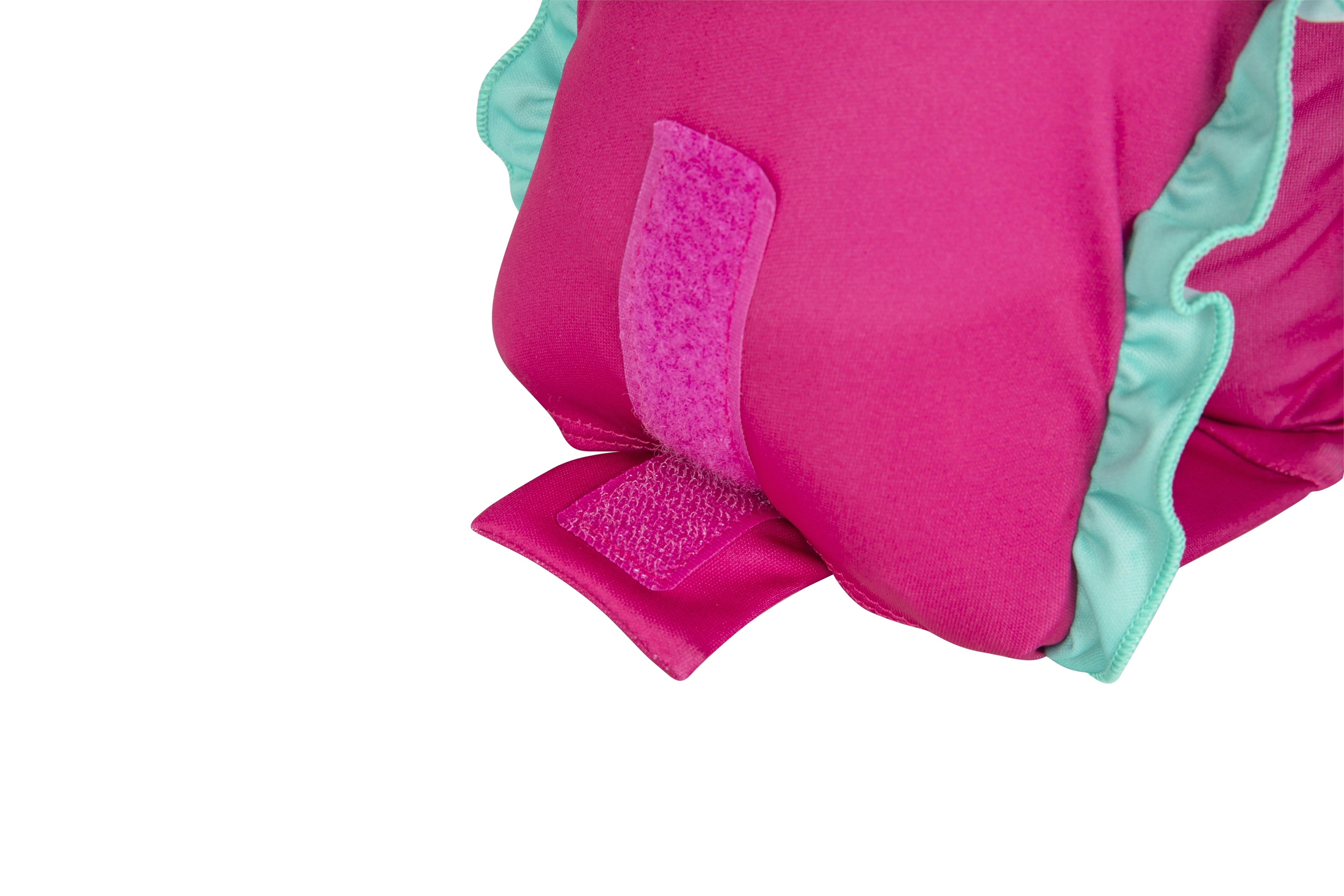 Nahaufnahme einer rosa Schwimmweste mit aquafarbenem Besatz und Klettverschlüssen auf weißem Hintergrund.