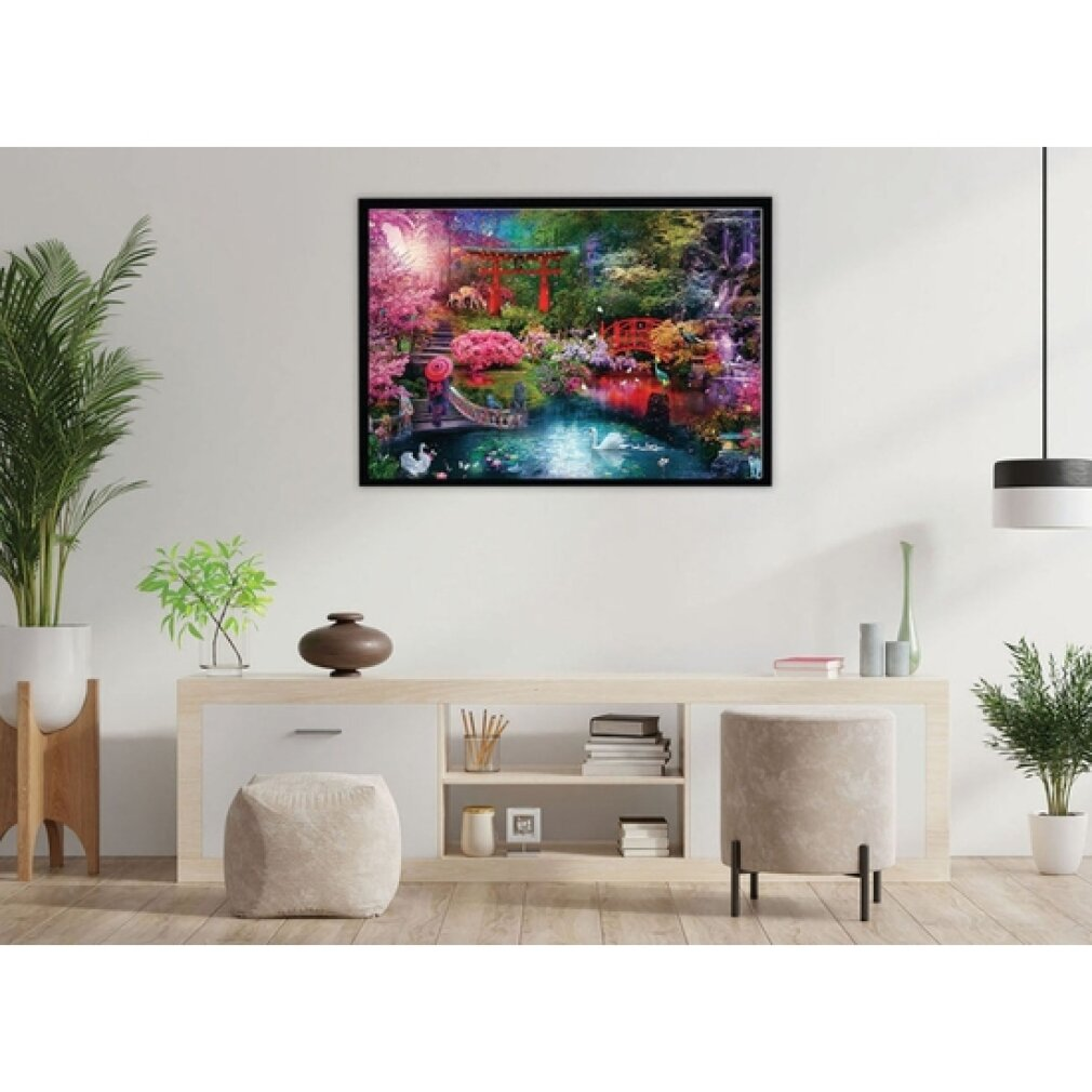 Oprawiony obraz japońskiego ogrodu ze stawem, mostem i czerwoną bramą. Pokój ma białą ścianę, drewnianą półkę i rośliny.