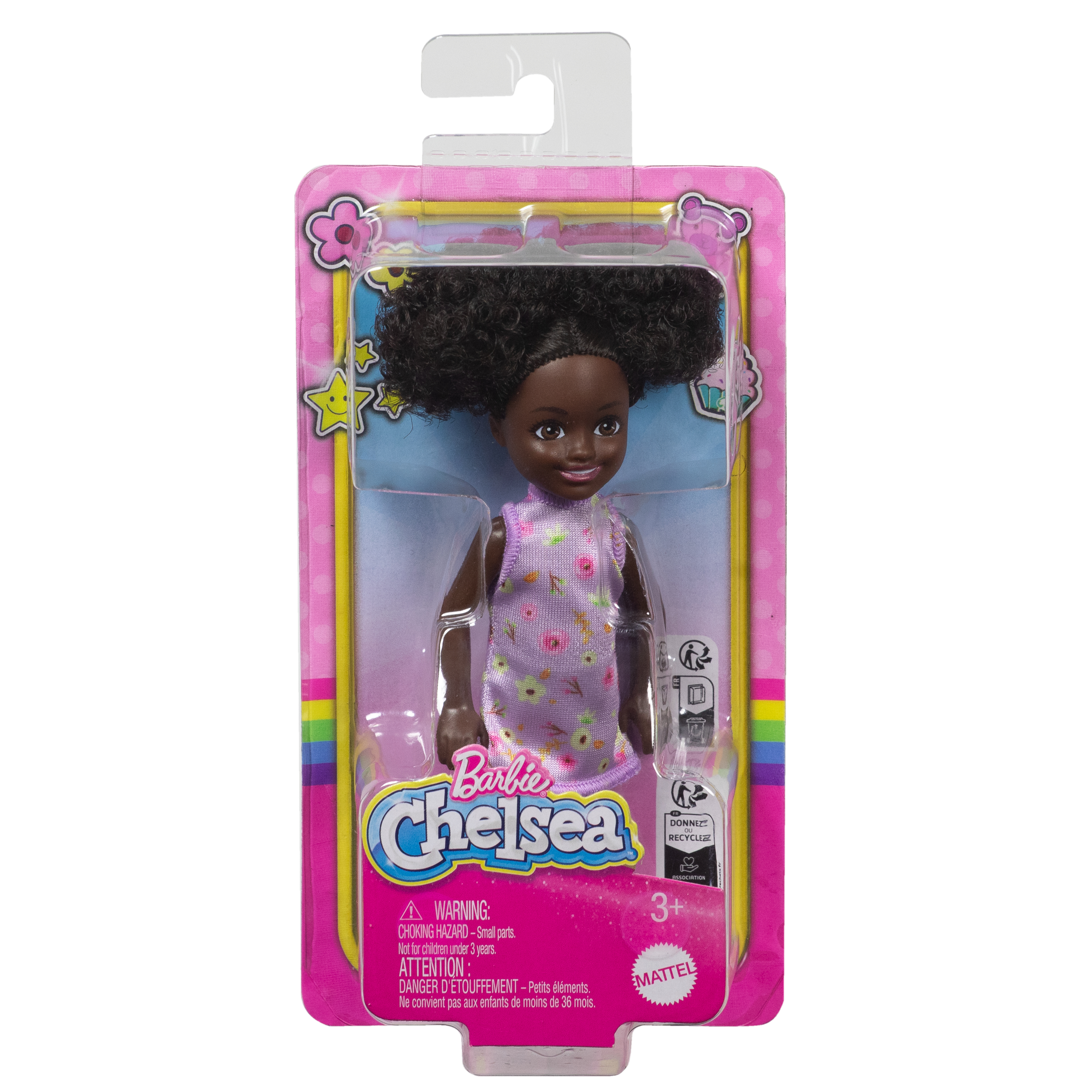 Eine Barbie Chelsea-Puppe in einer rosa Verpackung. Die Puppe hat dunkle Haut und lockiges Haar und trägt ein Blumenkleid.