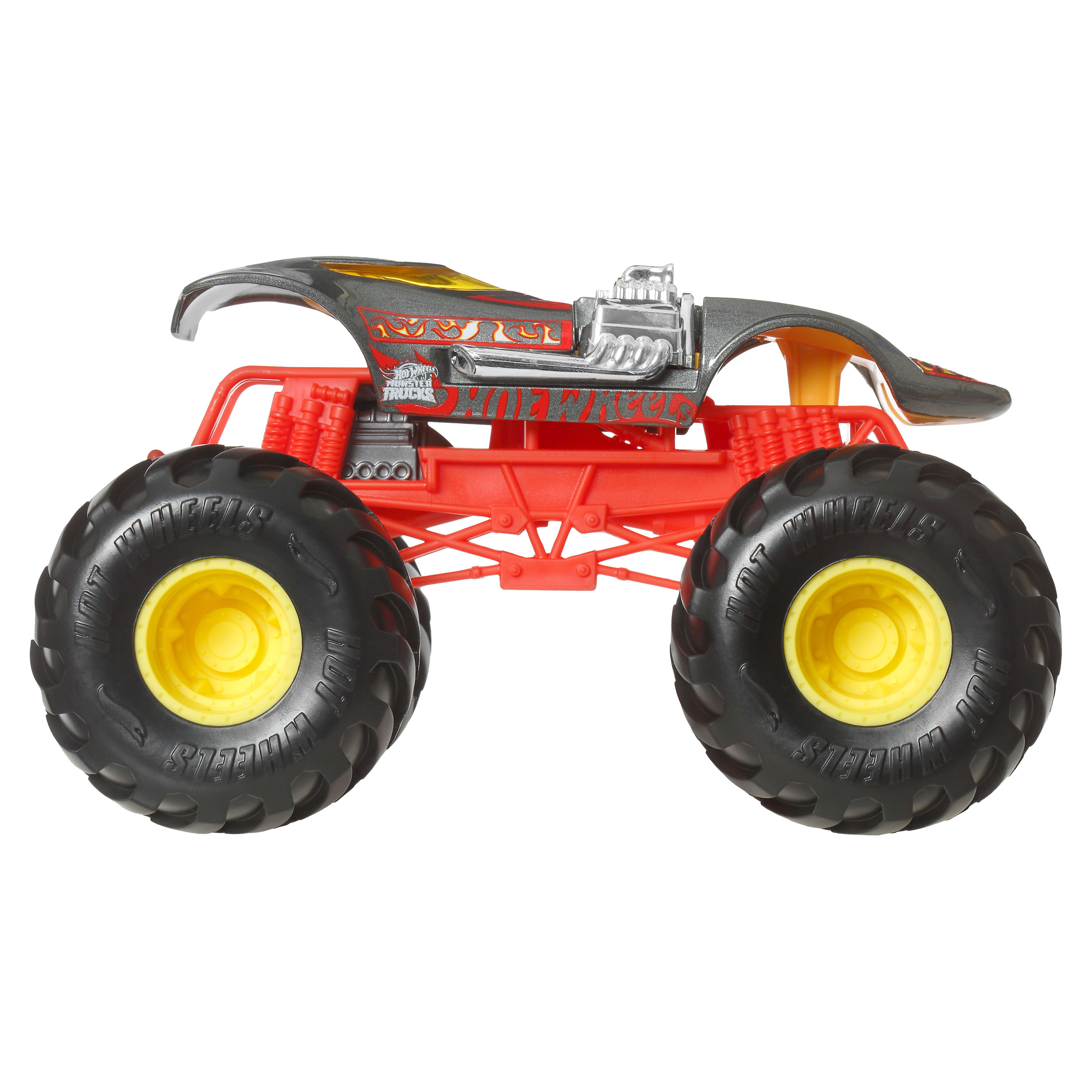 Ein graues und rotes Hot Wheels Monstertruck-Spielzeug mit großen schwarzen Rädern und gelben Zentren auf weißem Hintergrund.
