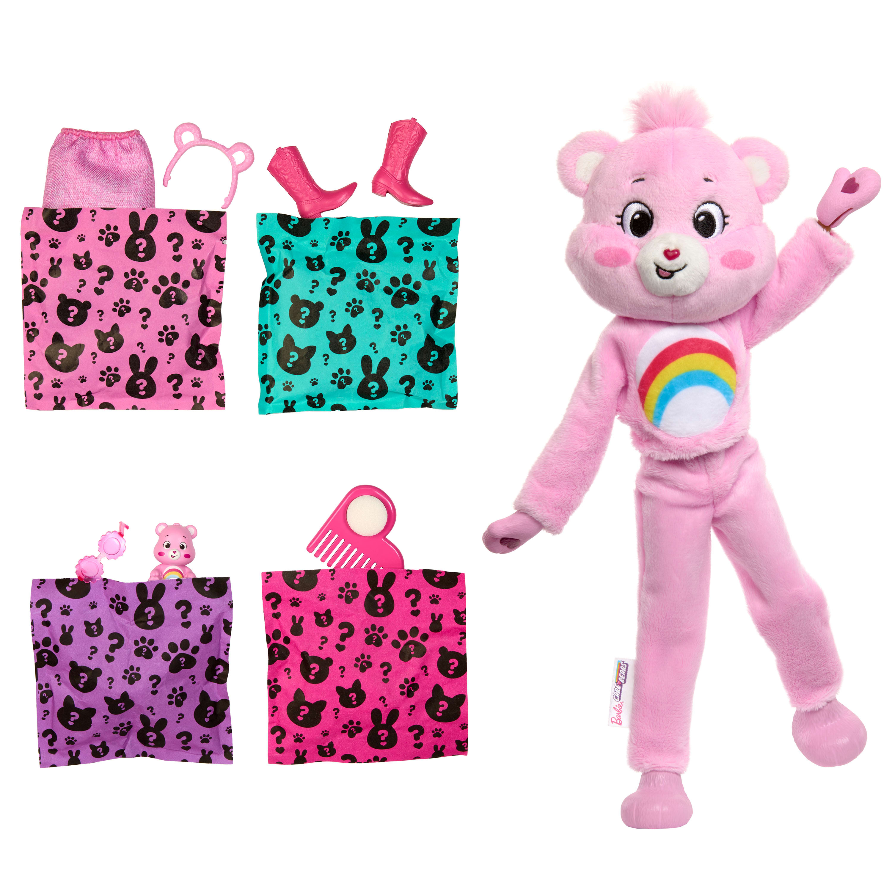 Różowa lalka Care Bear z tęczą na brzuchu. Akcesoria to buty, spódnica i torby ze znakami zapytania.