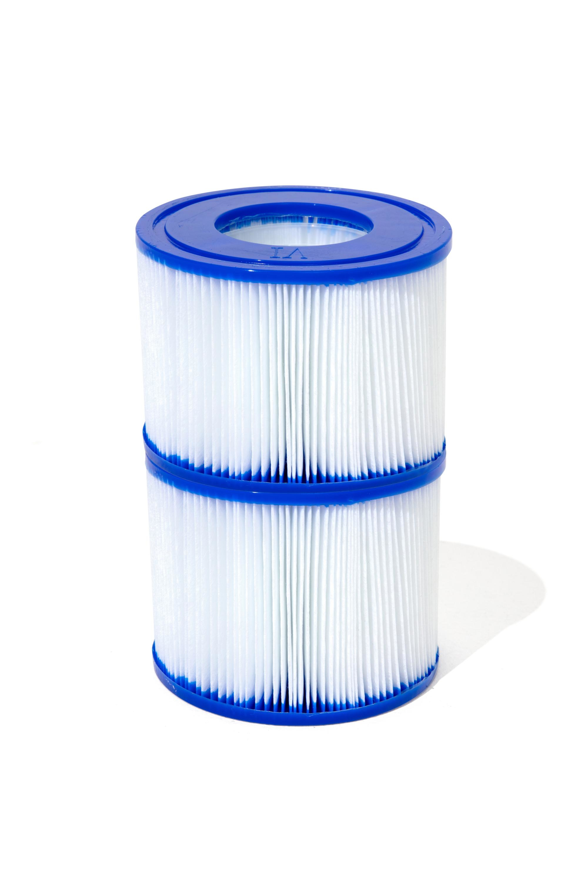 Un filtro cilíndrico para spa con papel de filtro plisado blanco y plástico azul arriba y abajo.