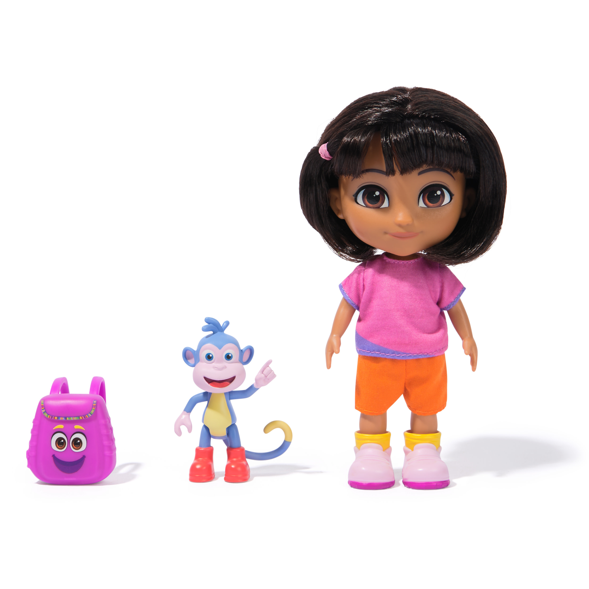 Muñeca Dora con Botas el mono y una mochila sobre blanco. Dora usa camisa rosa y pantalones cortos naranjas.