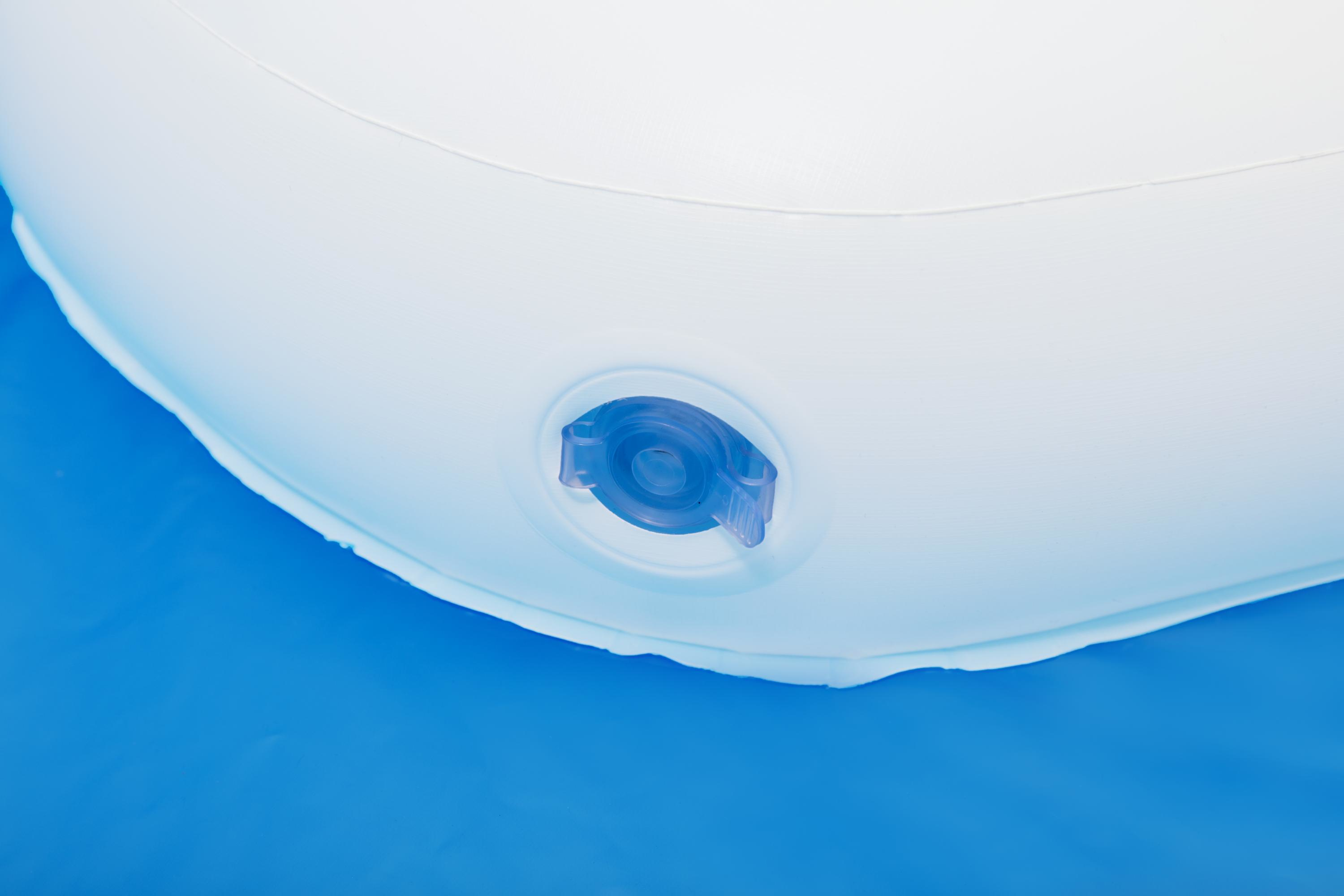 Primer plano de un objeto inflable blanco con una válvula azul sobre una superficie azul. La válvula es azul.