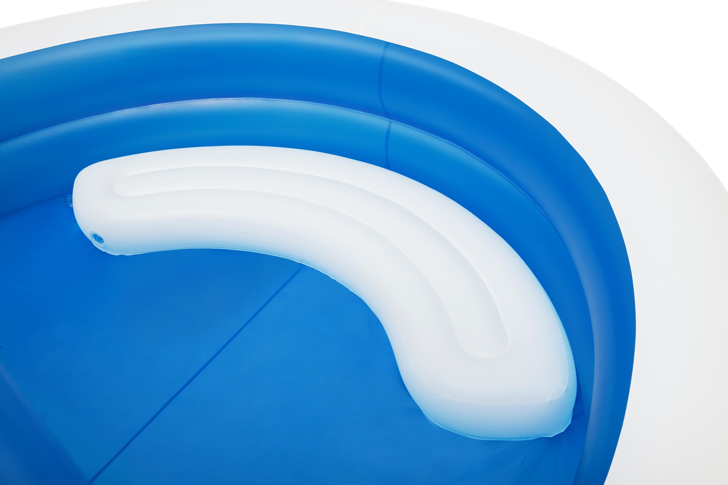 Piscina inflable azul y blanca con un asiento curvo blanco en el interior. El fondo es blanco.