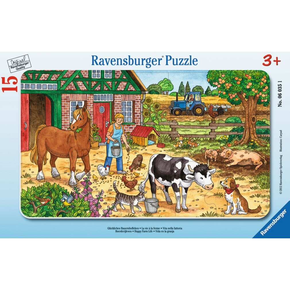 Puzzle z farmą. Koń, krowa, pies, kot i świnie są na podwórku. Osoba karmi kurczaki. Traktor jest w tle.
