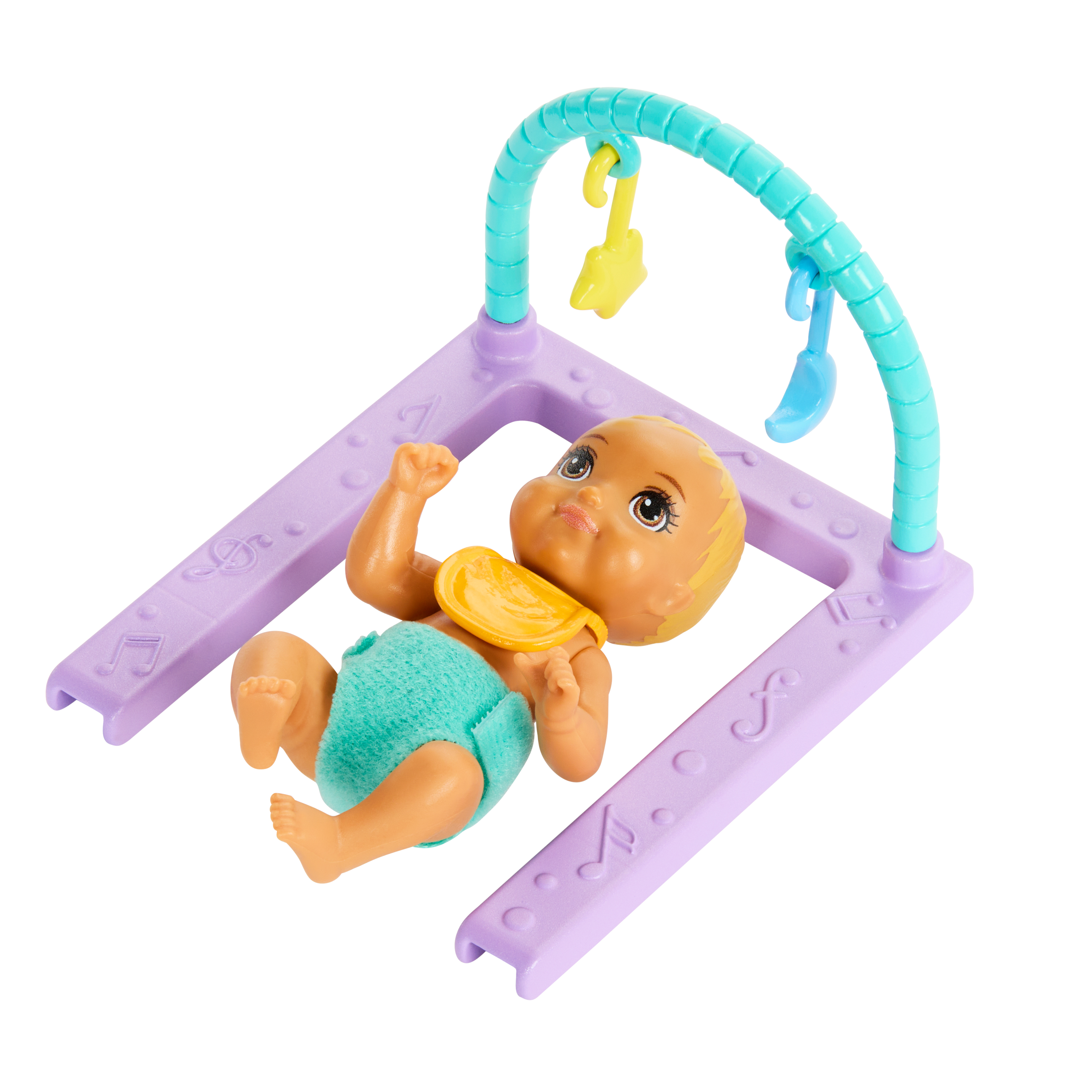 Lalka dla dziecka leży pod łukiem zabawki z wiszącymi kształtami. Dziecko nosi śliniaczek i pieluchę.