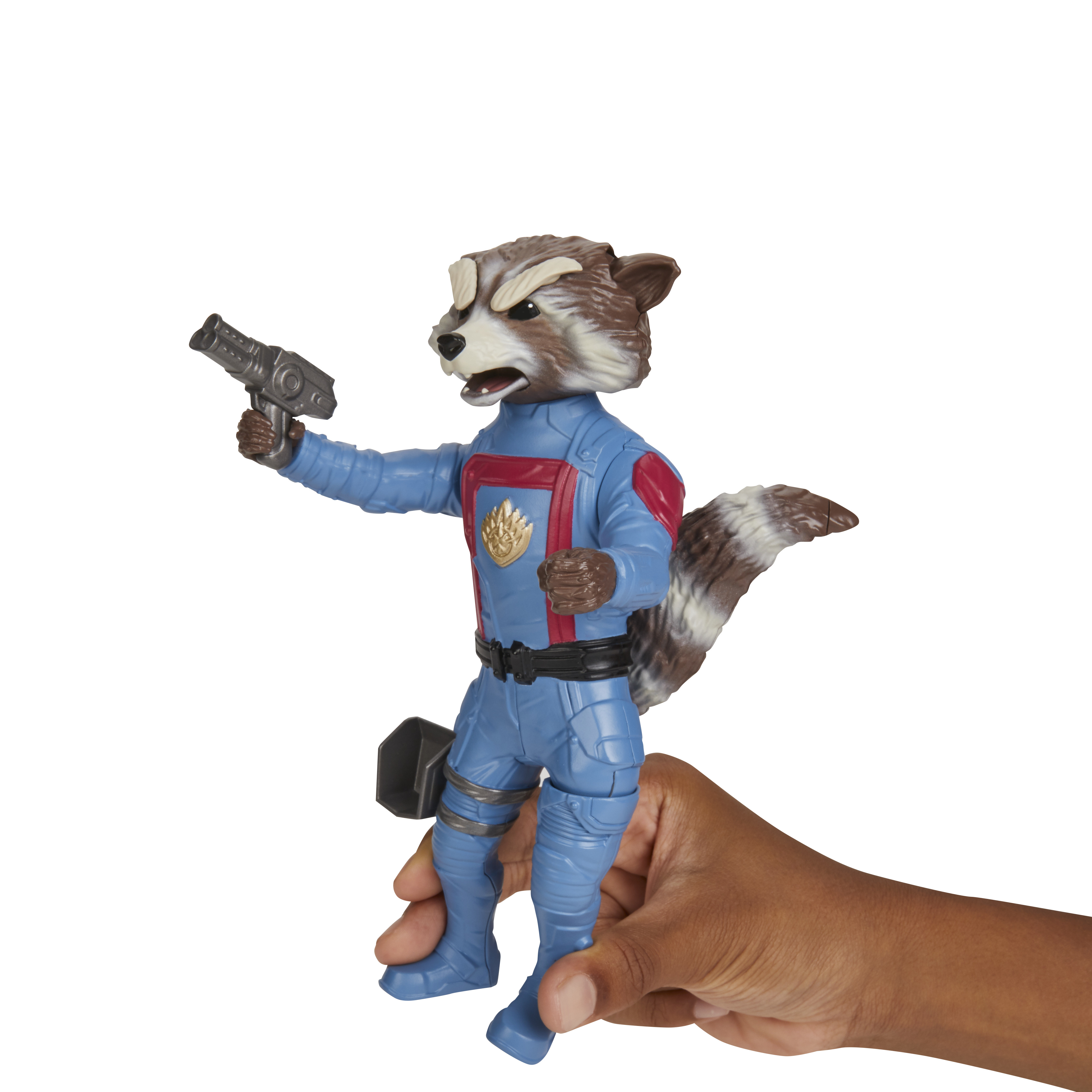 Figurka Rocket Raccoon trzymana przez dłoń. Nosi niebieski strój i trzyma pistolet. Białe tło.