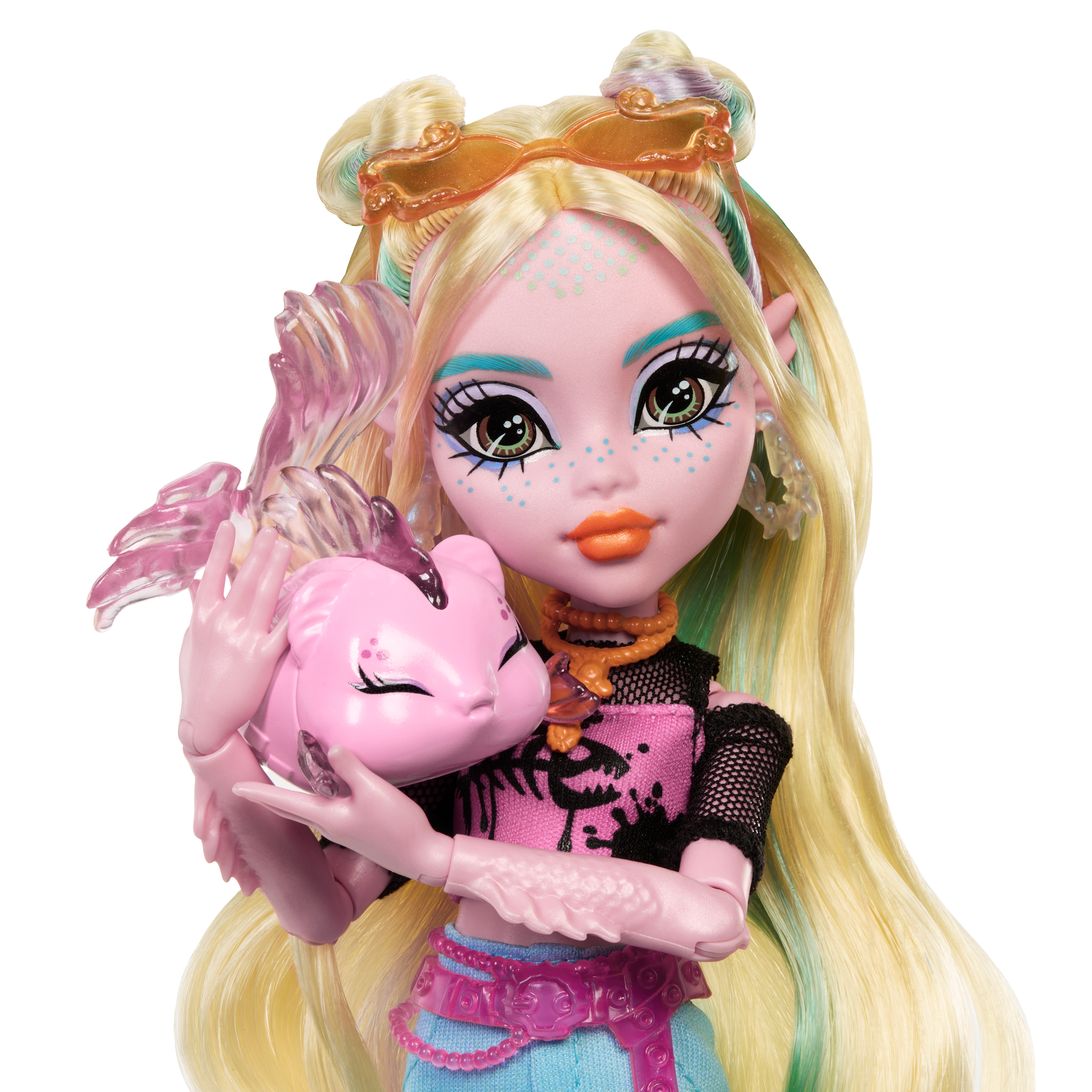 Una muñeca con cabello amarillo y maquillaje azul en los ojos sostiene un juguete de pez rosa. Lleva un top rosa y tiene piel rosa.