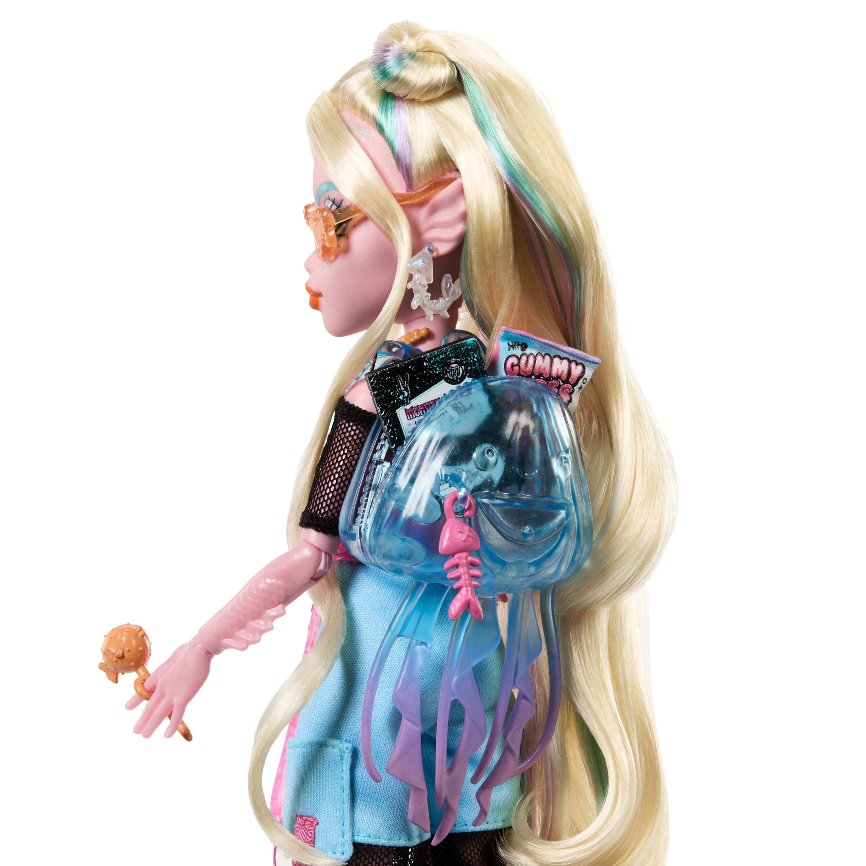 Una muñeca con pelo rubio largo, piel rosa, gafas de sol y una mochila azul. Sostiene un dulce y lleva un atuendo azul.