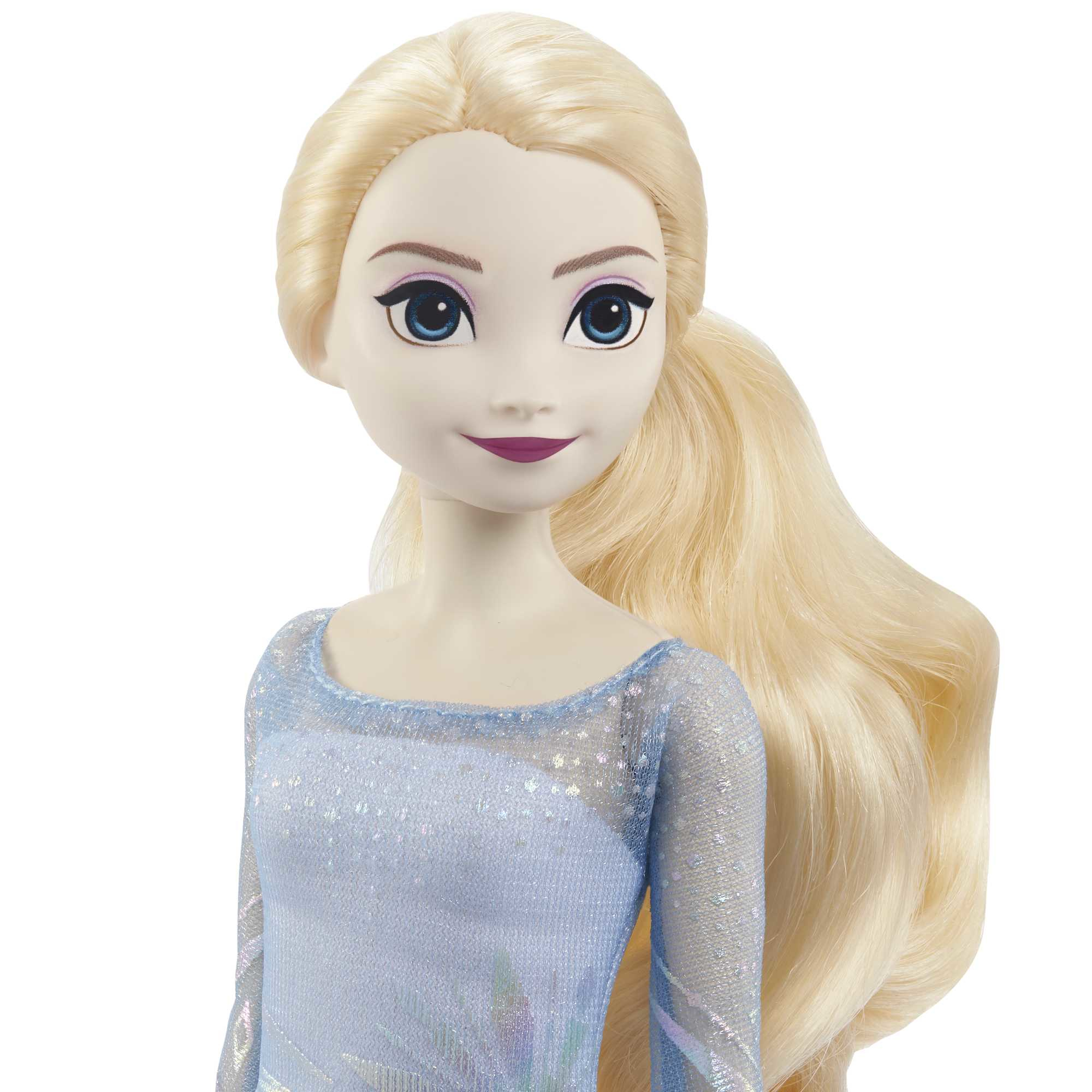 Eine Puppe von Elsa aus Frozen. Sie hat blondes Haar in einem Pferdeschwanz, blaue Augen und trägt ein blaues Kleid.