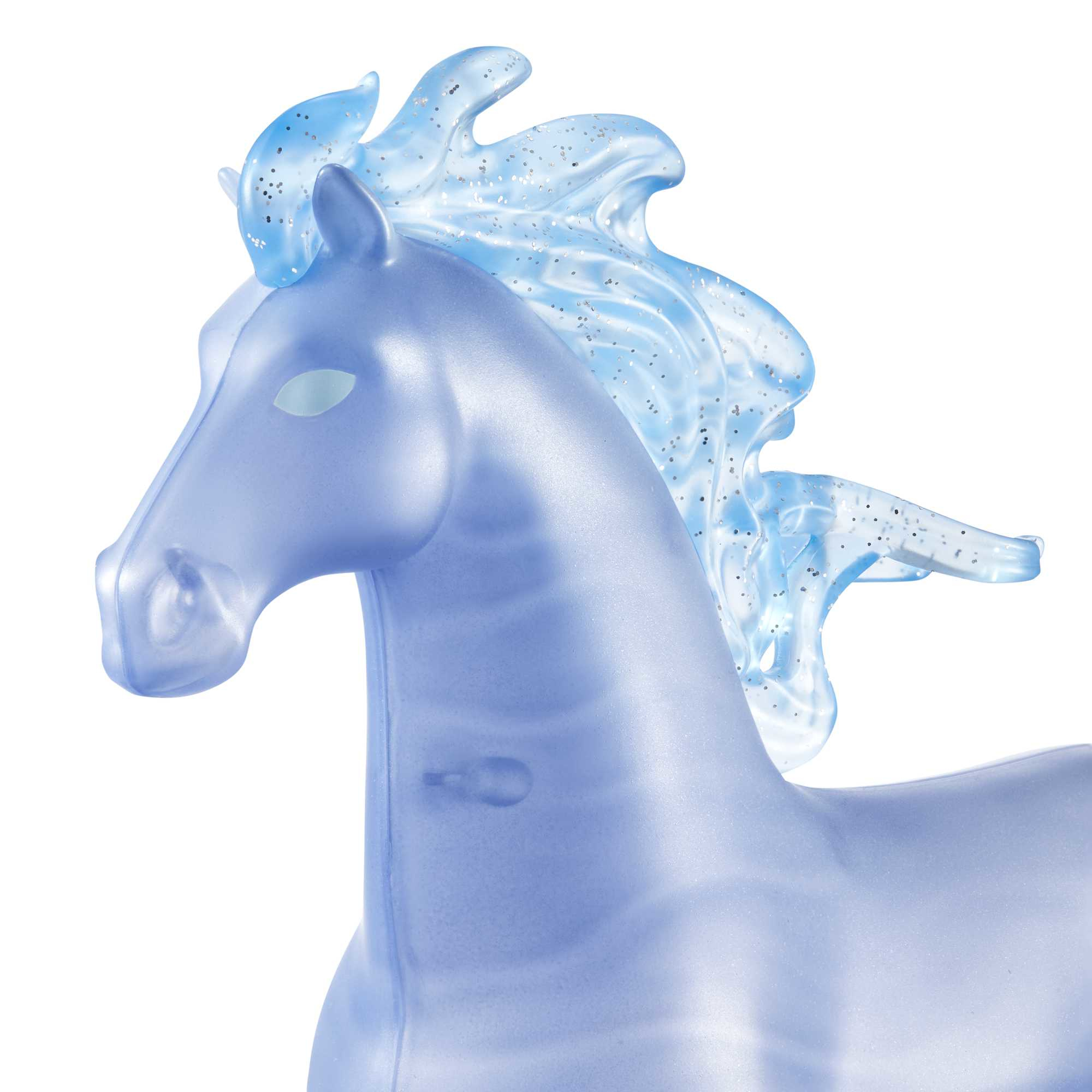 Eine durchscheinende blaue Pferdfigur mit fließender Mähne, Glitzer und weißem Hintergrund.