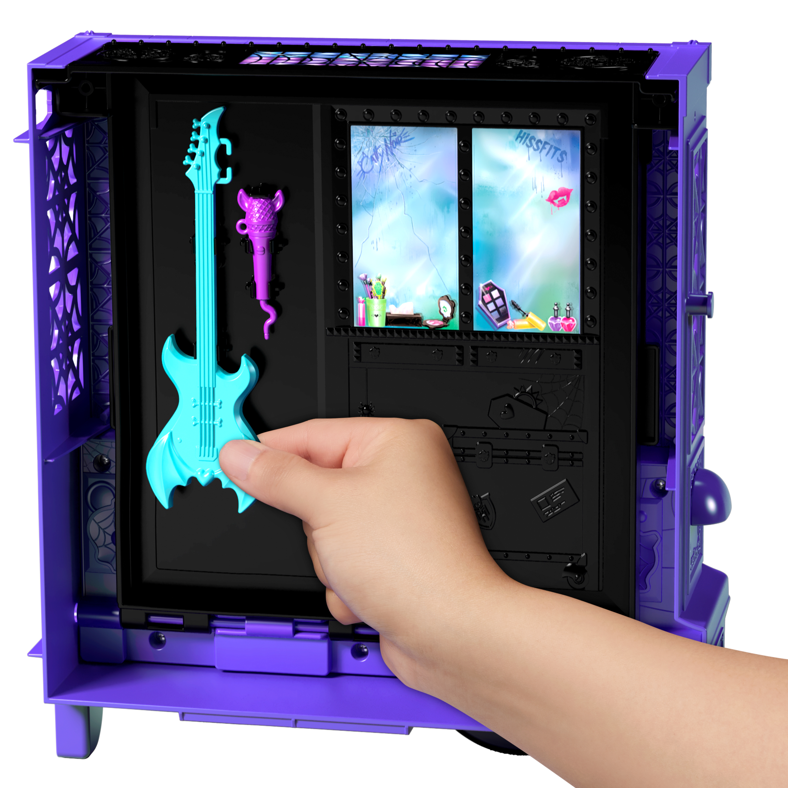Eine Hand hält eine blaue Gitarre. In einer schwarzen Box befinden sich Make-up und anderes Zubehör. Lila Koffer ist offen.