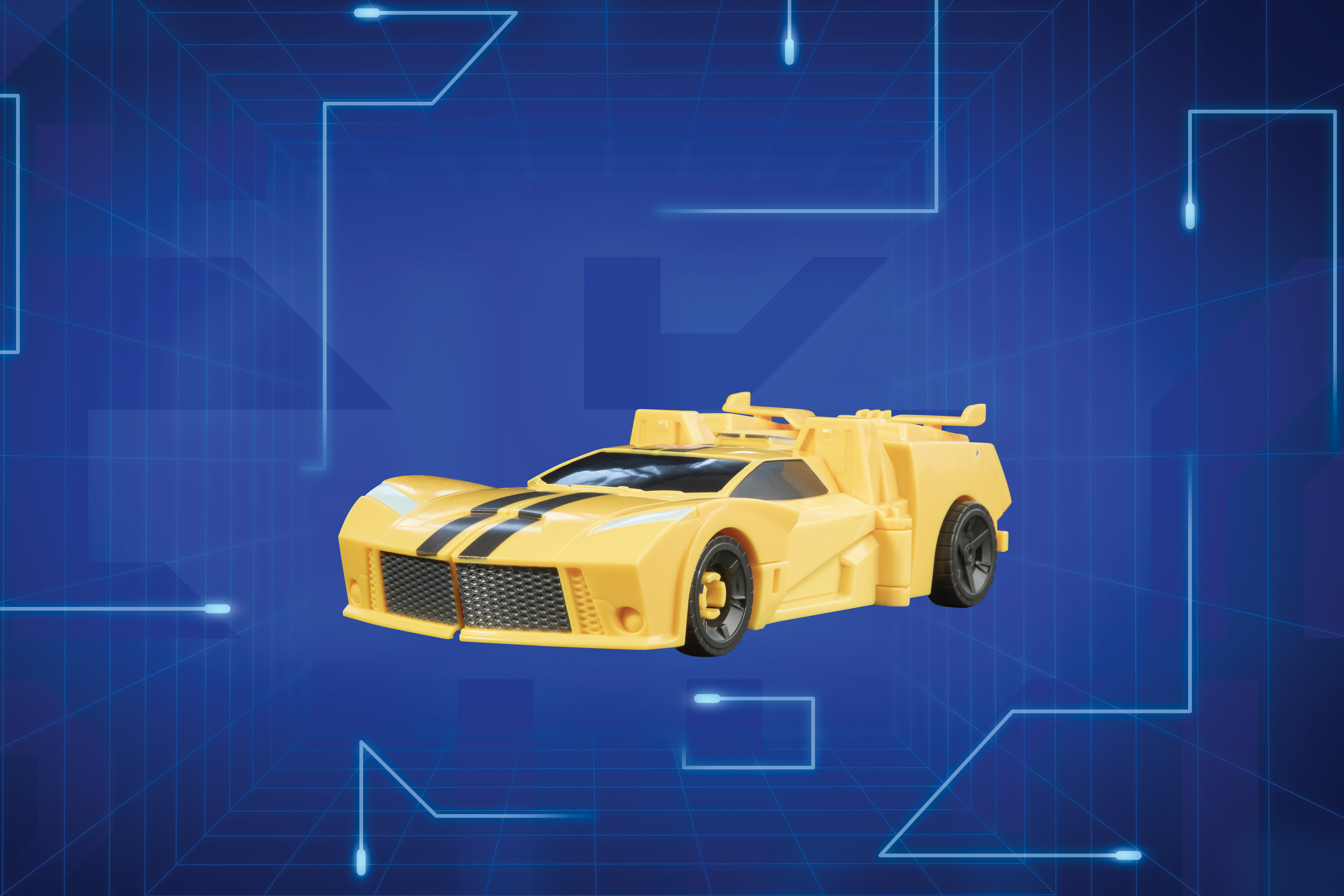 Un coche de juguete amarillo con rayas negras sobre un fondo azul con diseño de circuito digital.
