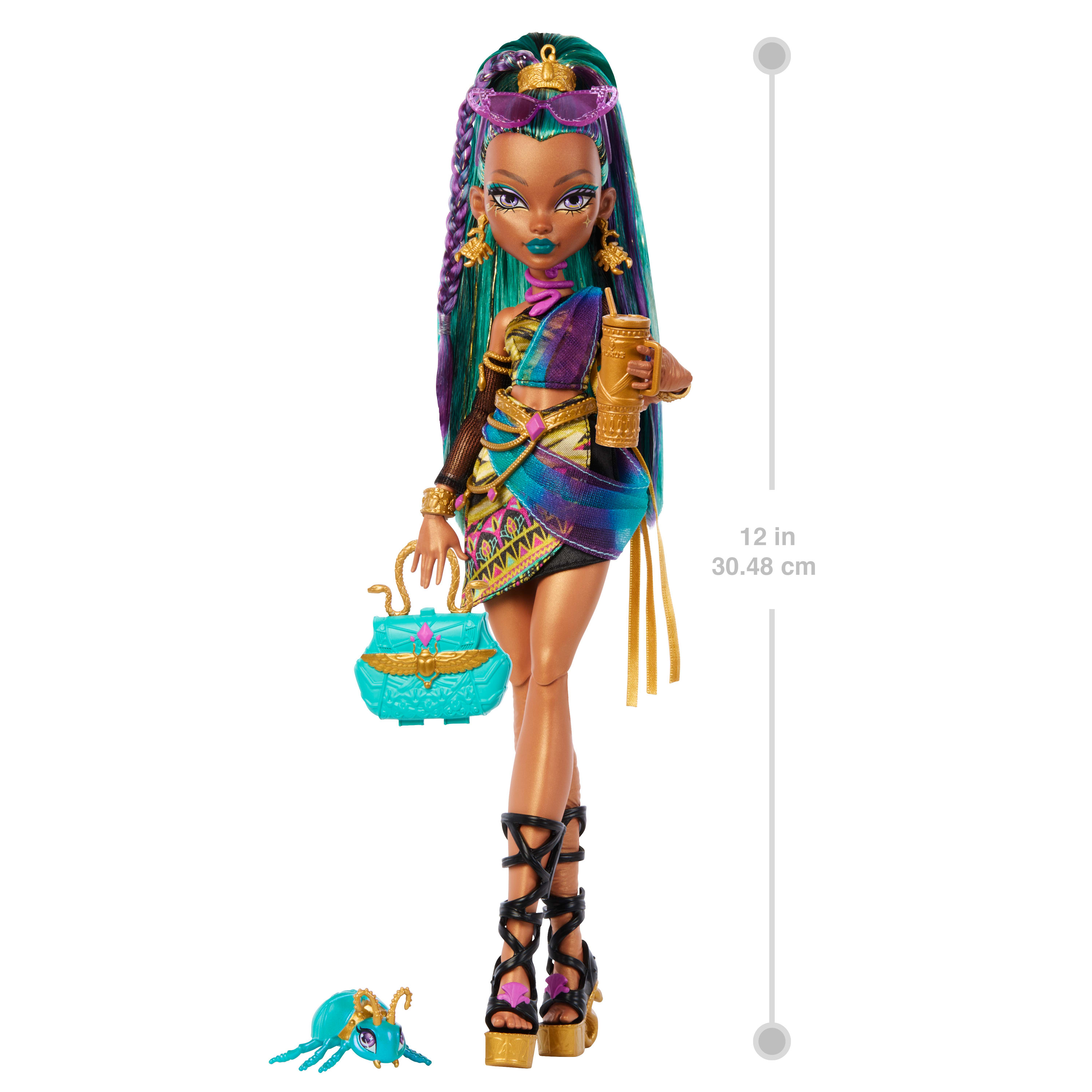 Muñeca con atuendo egipcio, sosteniendo una taza y un bolso, con un accesorio de escarabajo. Presenta tonos dorados, azules y púrpuras.