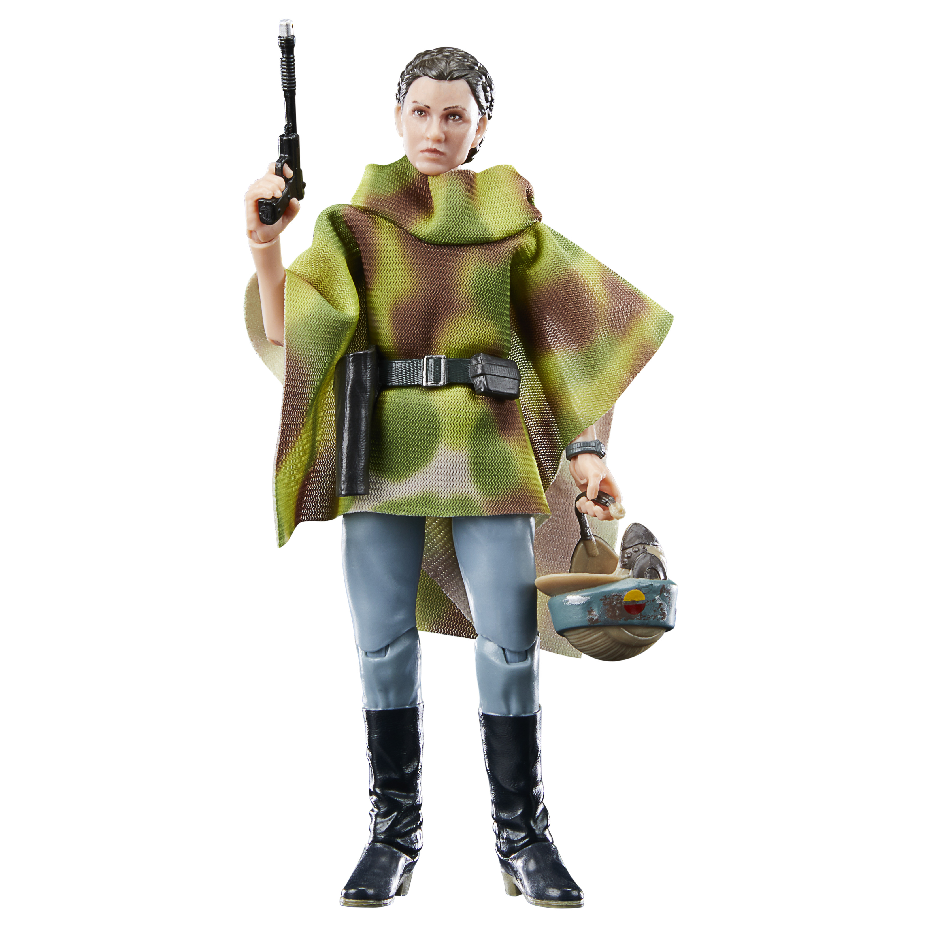 Una figura de una mujer con una capa de camuflaje, sosteniendo una pistola y un casco, con botas negras. Fondo neutro.