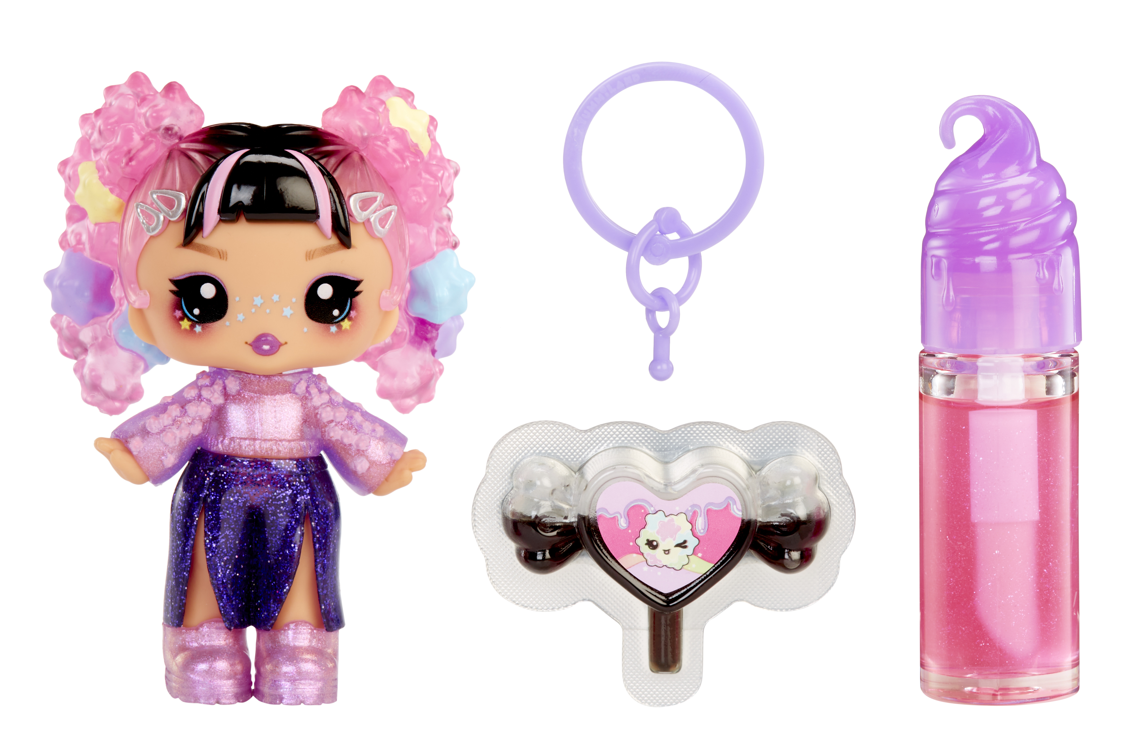 Eine Puppe mit rosa Haaren, ein Lipgloss, ein herzförmiges Bonbon und ein Schlüsselanhänger auf weißem Hintergrund.
