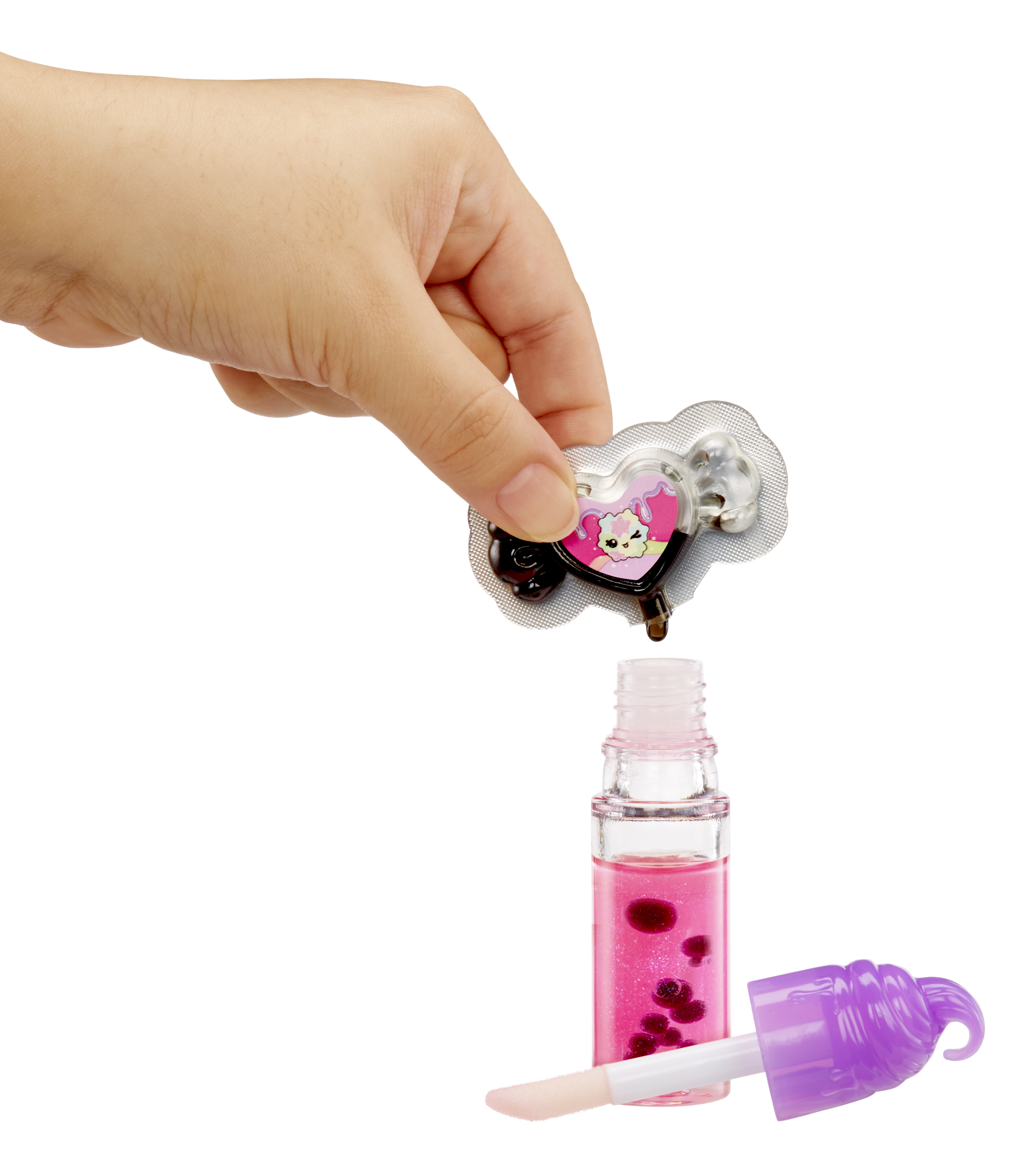 Eine Hand gießt Flüssigkeit aus einem herzförmigen Behälter in eine Lipgloss-Flasche. Daneben liegt ein Lipgloss-Applikator.