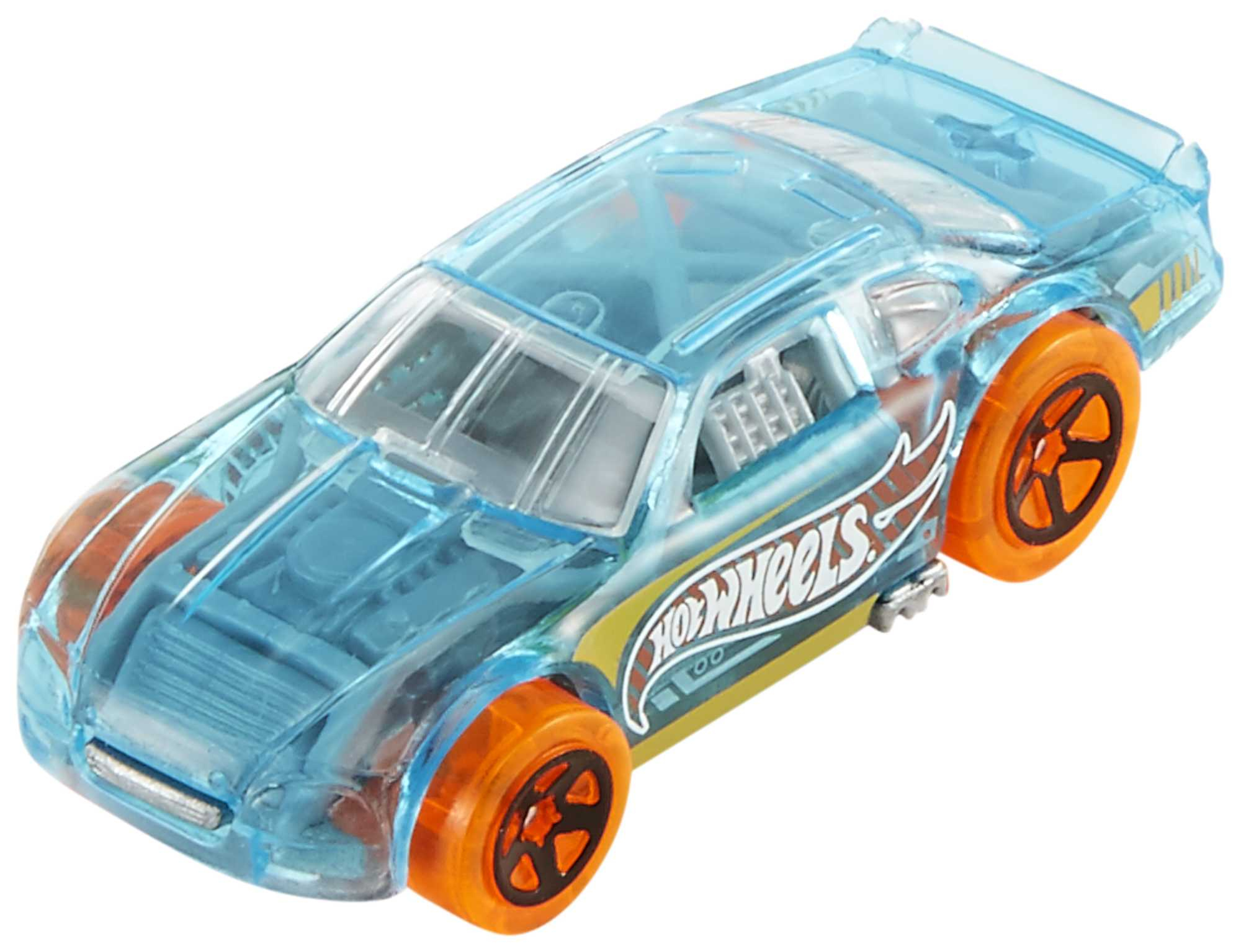 Przezroczysty niebieski samochód wyścigowy Hot Wheels z pomarańczowymi kołami. Samochód ma logo Hot Wheels z boku.