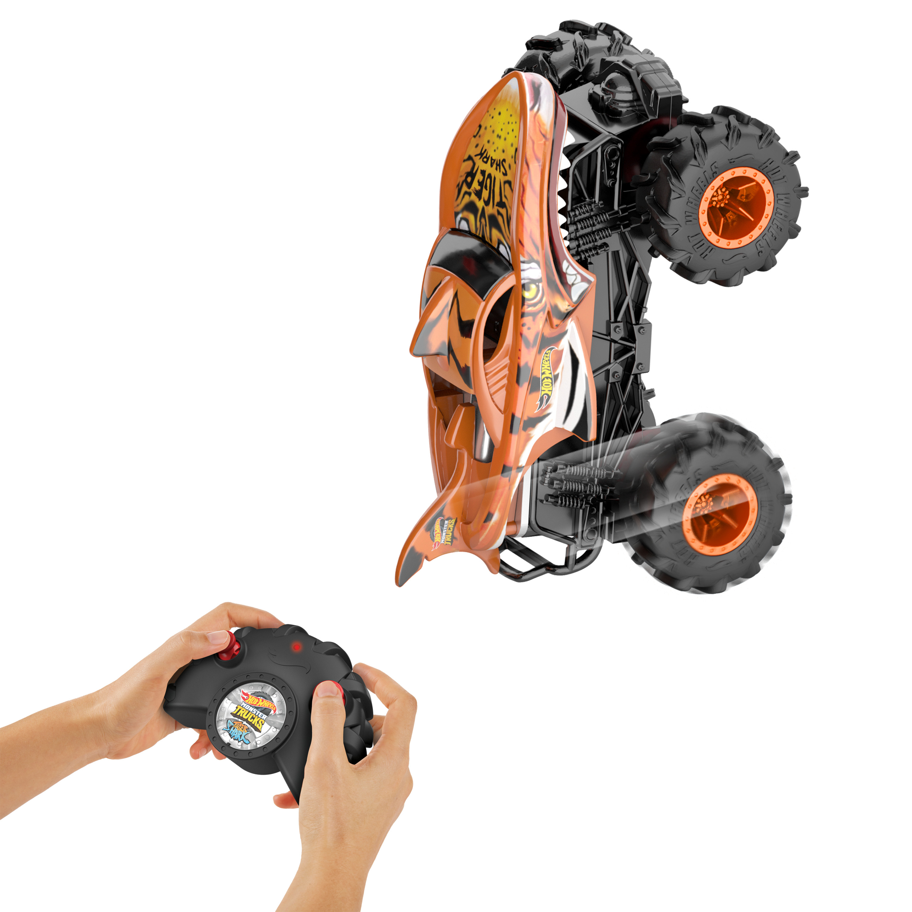 Pomarańczowa i czarna zabawka Hot Wheels Monster Truck z pilotem na białym tle.