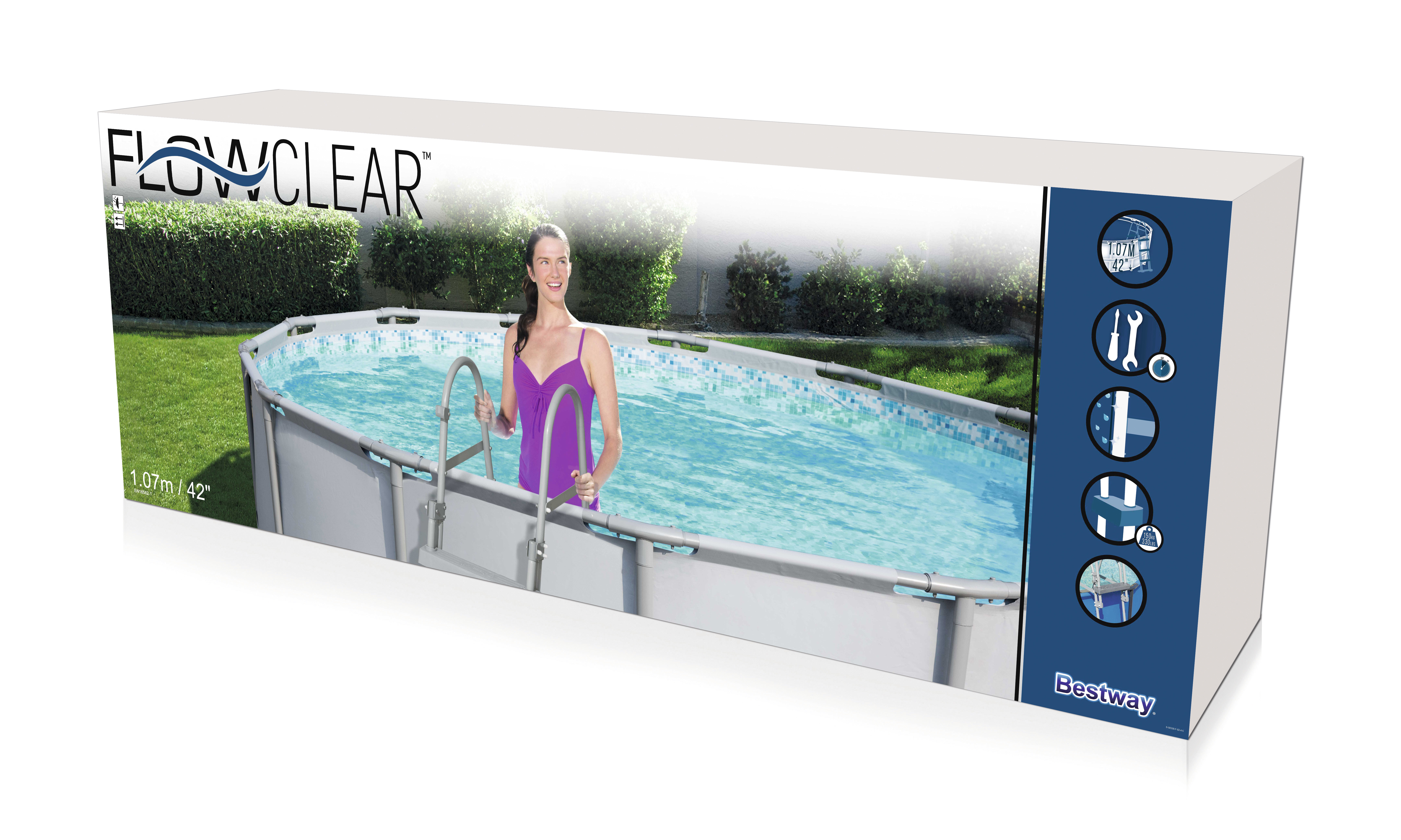 Eine Frau in einem lila Badeanzug befindet sich in einem Pool. Der Pool befindet sich auf einer Box, die den Pool zeigt, grüne Büsche sind dahinter.