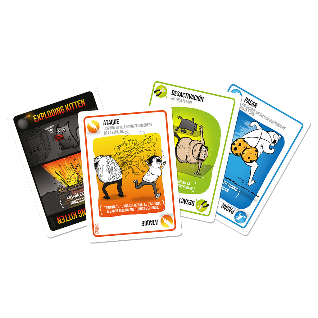 Quattro carte di Exploding Kittens con illustrazioni di gatti, esplosioni e azioni umoristiche. Testo in spagnolo. Carte su una superficie bianca.