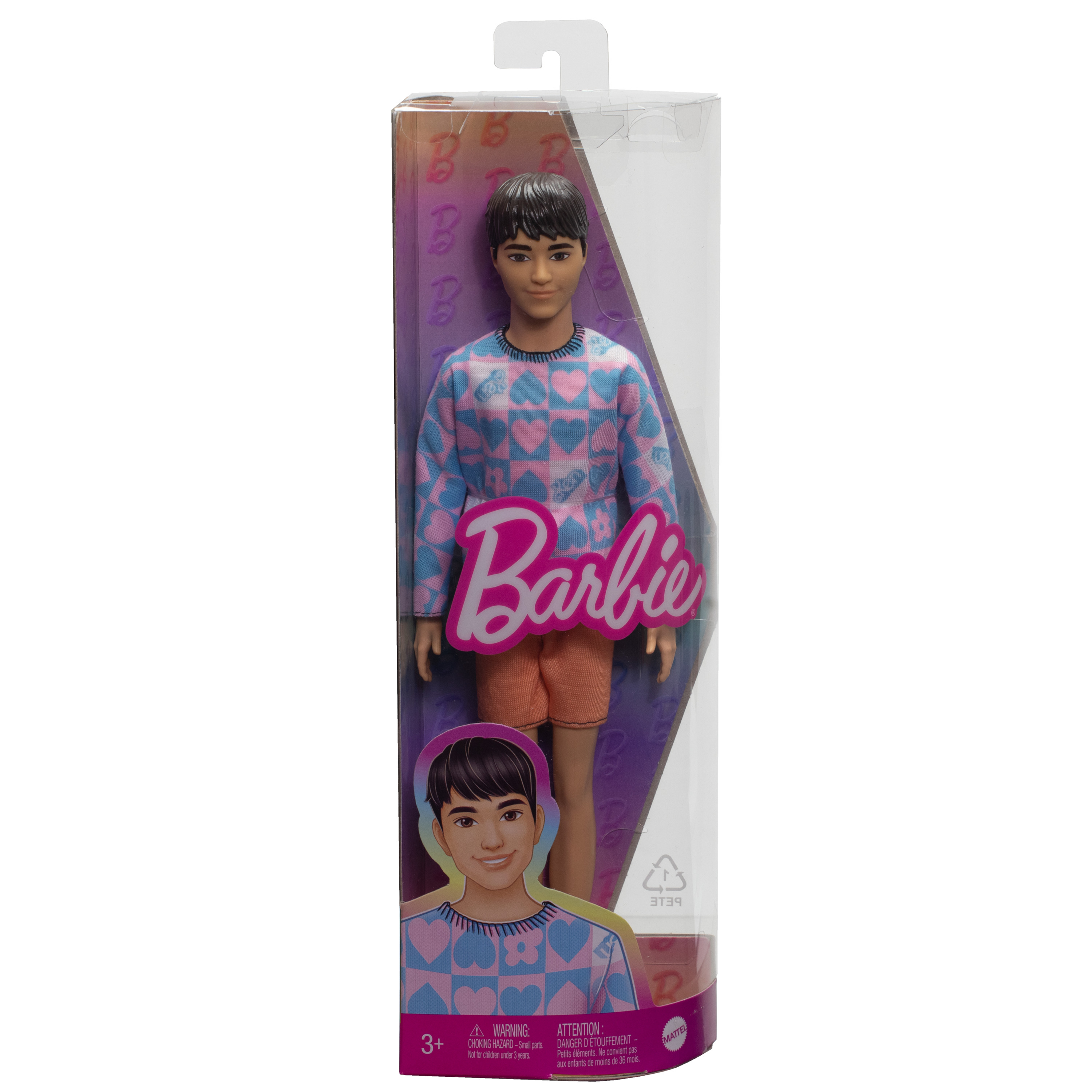 Ken-Puppe in einer Box. Er trägt ein blau-rosa Herzmuster-Shirt und orange Shorts. Das Barbie-Logo ist sichtbar.