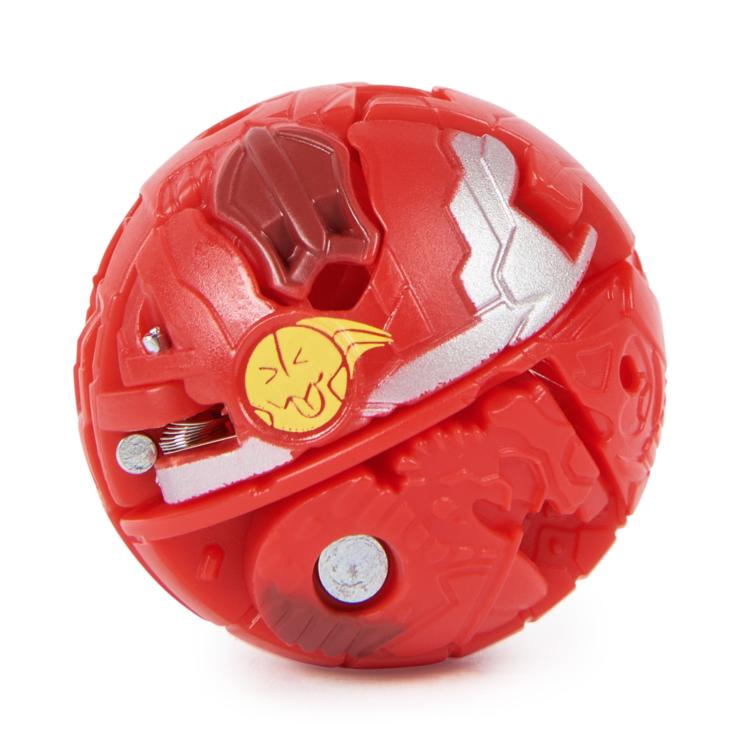 Un pallone giocattolo rosso con dettagli argentati, marroni e gialli, con un design geometrico complesso, su sfondo bianco.