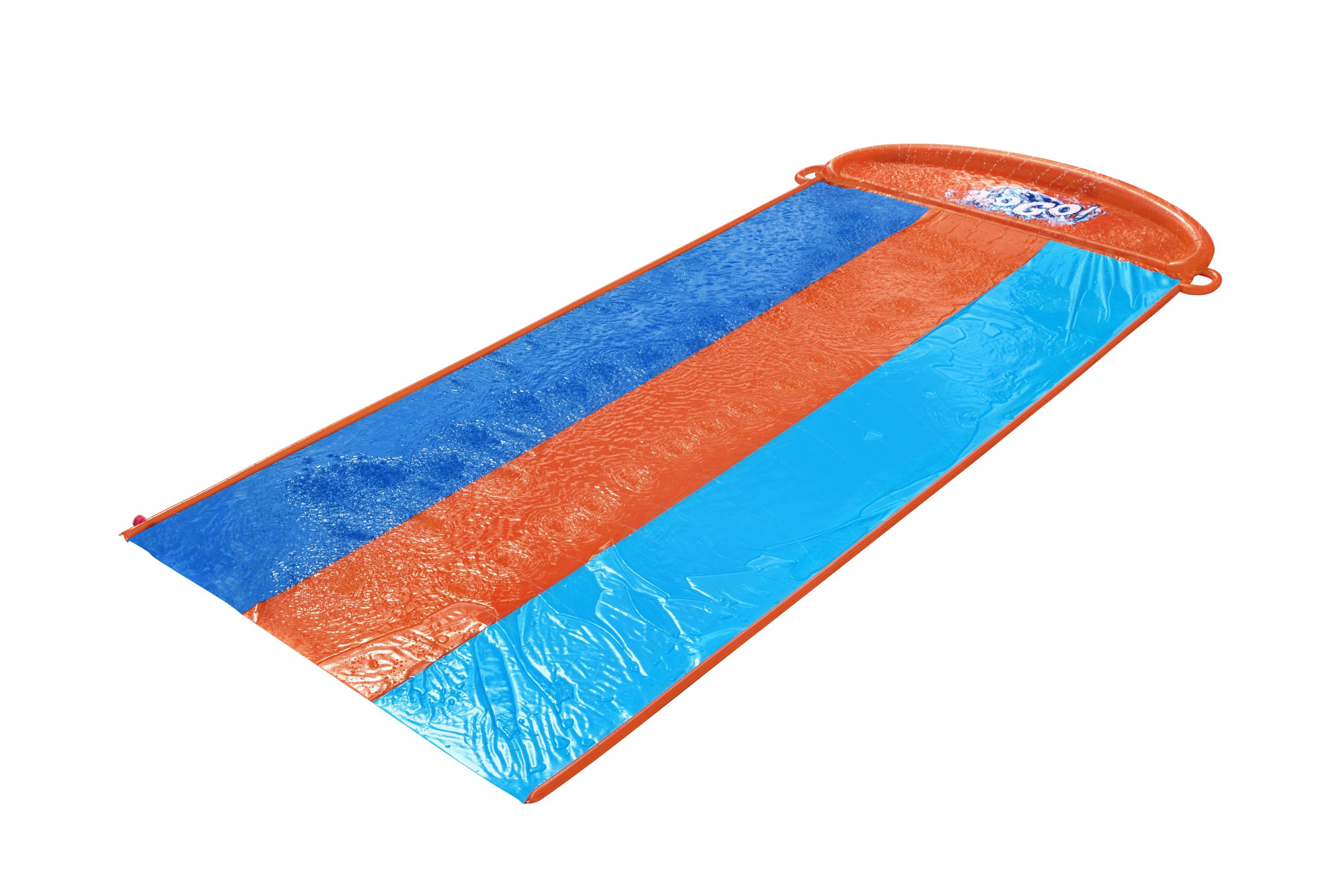 Zjeżdżalnia wodna na białym tle. Ma niebieskie, pomarańczowe i niebieskie pasy. U góry znajduje się zraszacz wody.