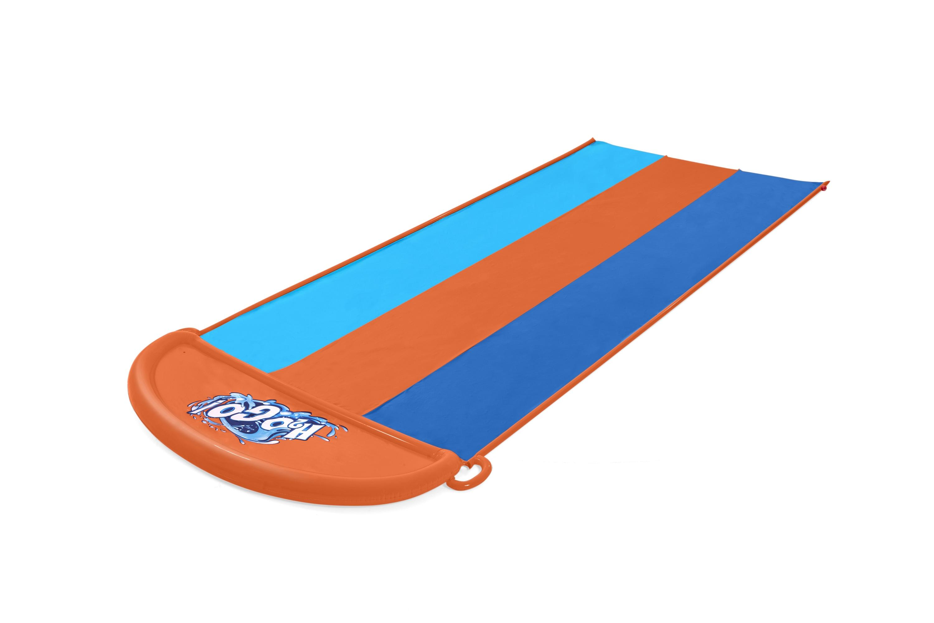 Kolorowa zjeżdżalnia wodna z pomarańczowymi, niebieskimi i jasnoniebieskimi pasami. Zjeżdżalnia jest na białym tle.
