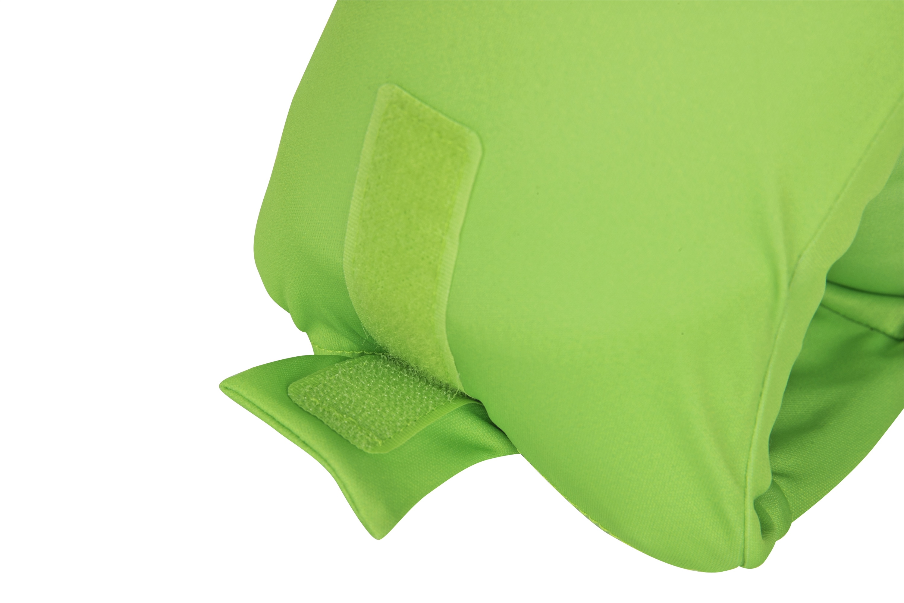 Nahaufnahme eines limettengrünen Stoffes mit Klettverschlüssen. Weißer Hintergrund.
