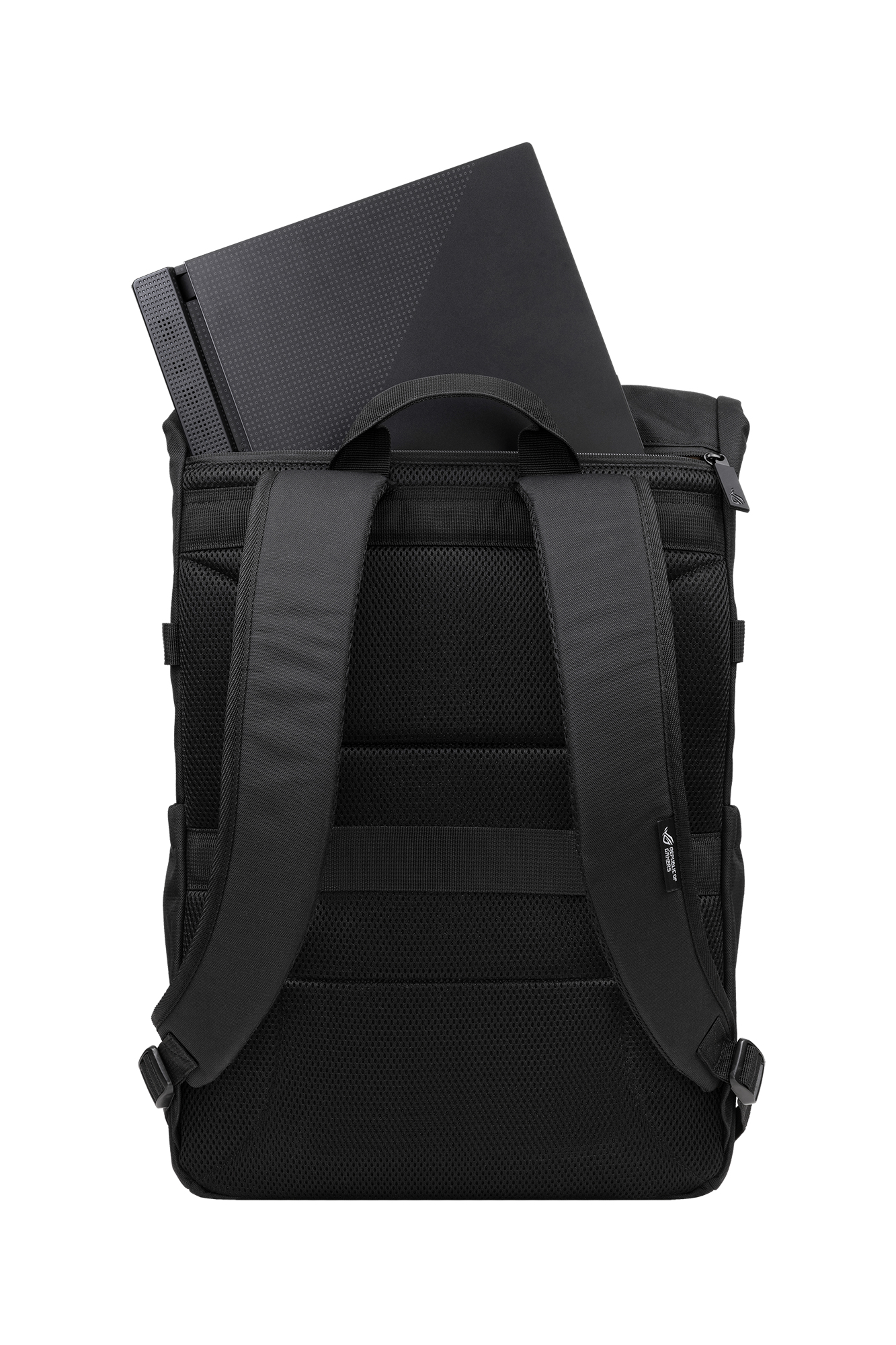 Ein schwarzer Rucksack mit einem Laptop darin. Der Rucksack hat zwei Schultergurte und einen Griff. Der Hintergrund ist weiß.