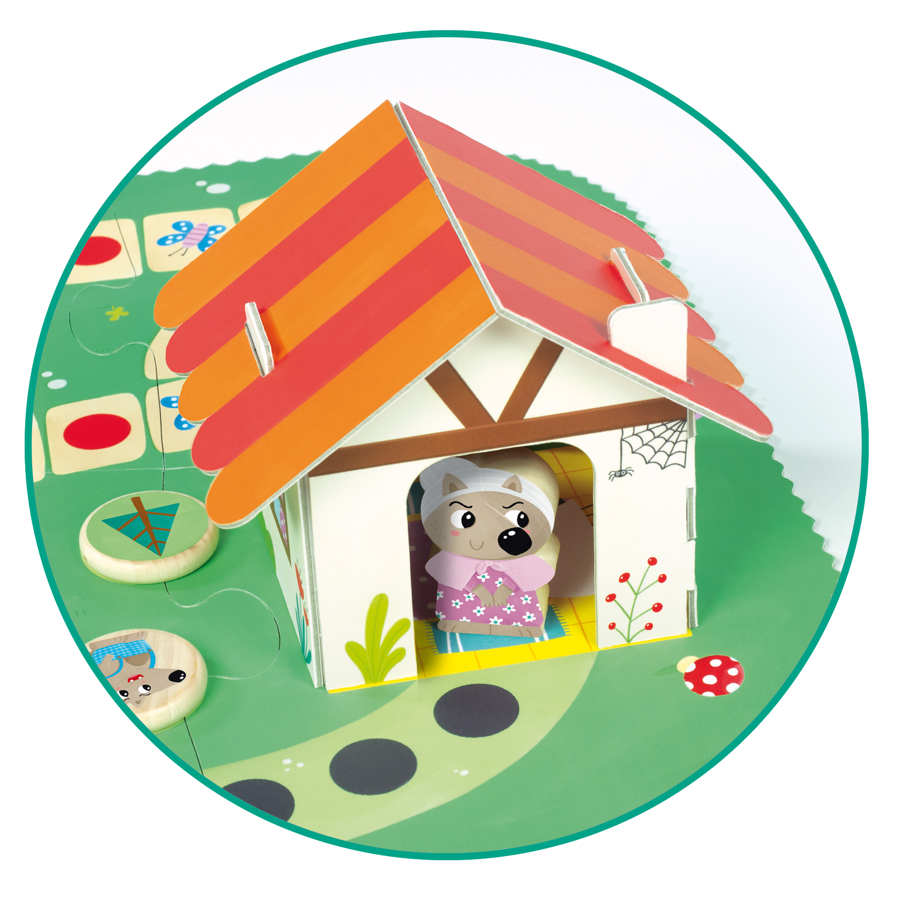 Zabawkowy domek z pomarańczowym dachem. W środku postać wilka. Na zielonej powierzchni prowadzi ścieżka do domu.