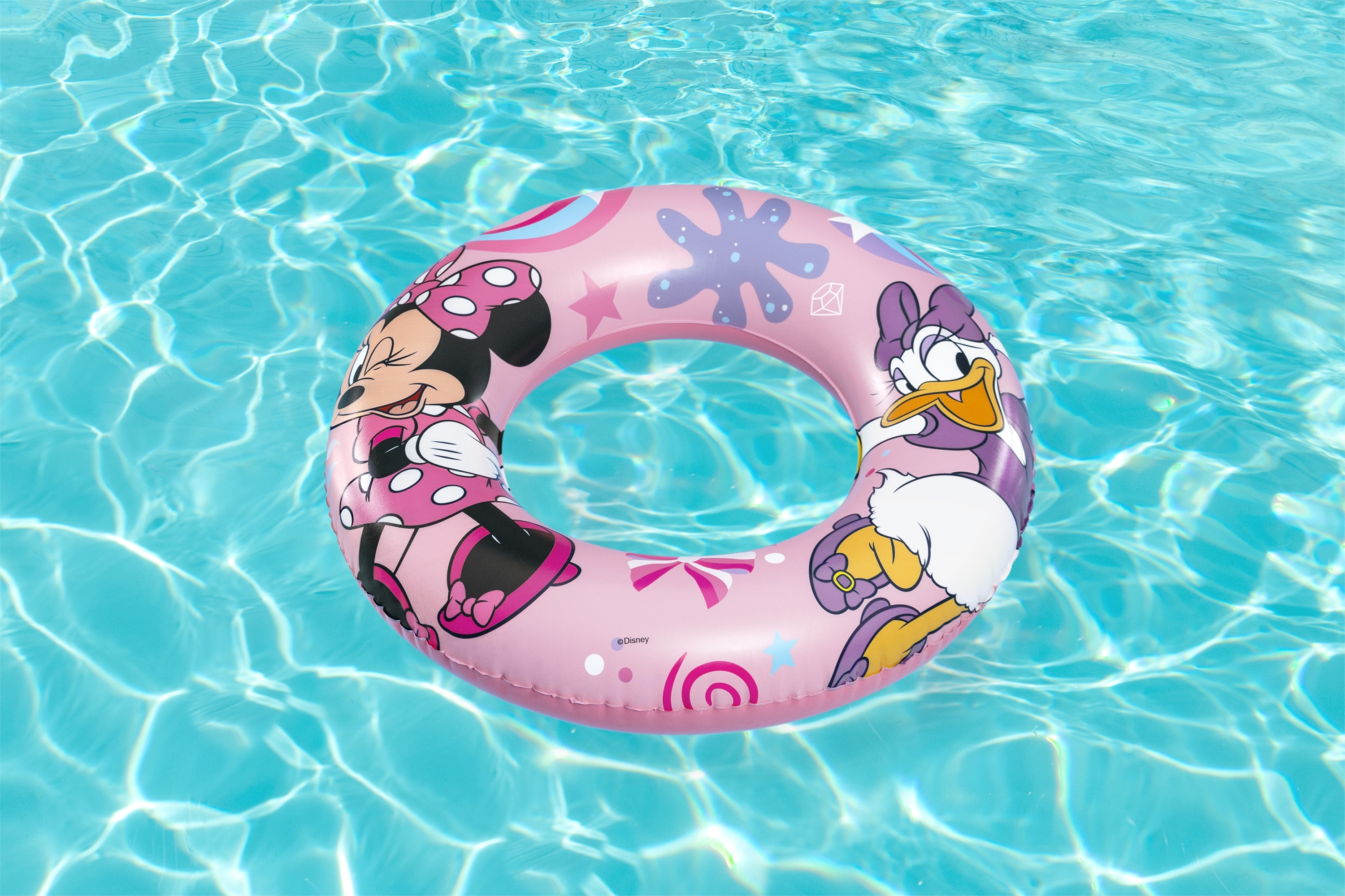 Flotador rosa con Minnie Mouse y Daisy Duck flotando en una piscina. Agua azul alrededor.