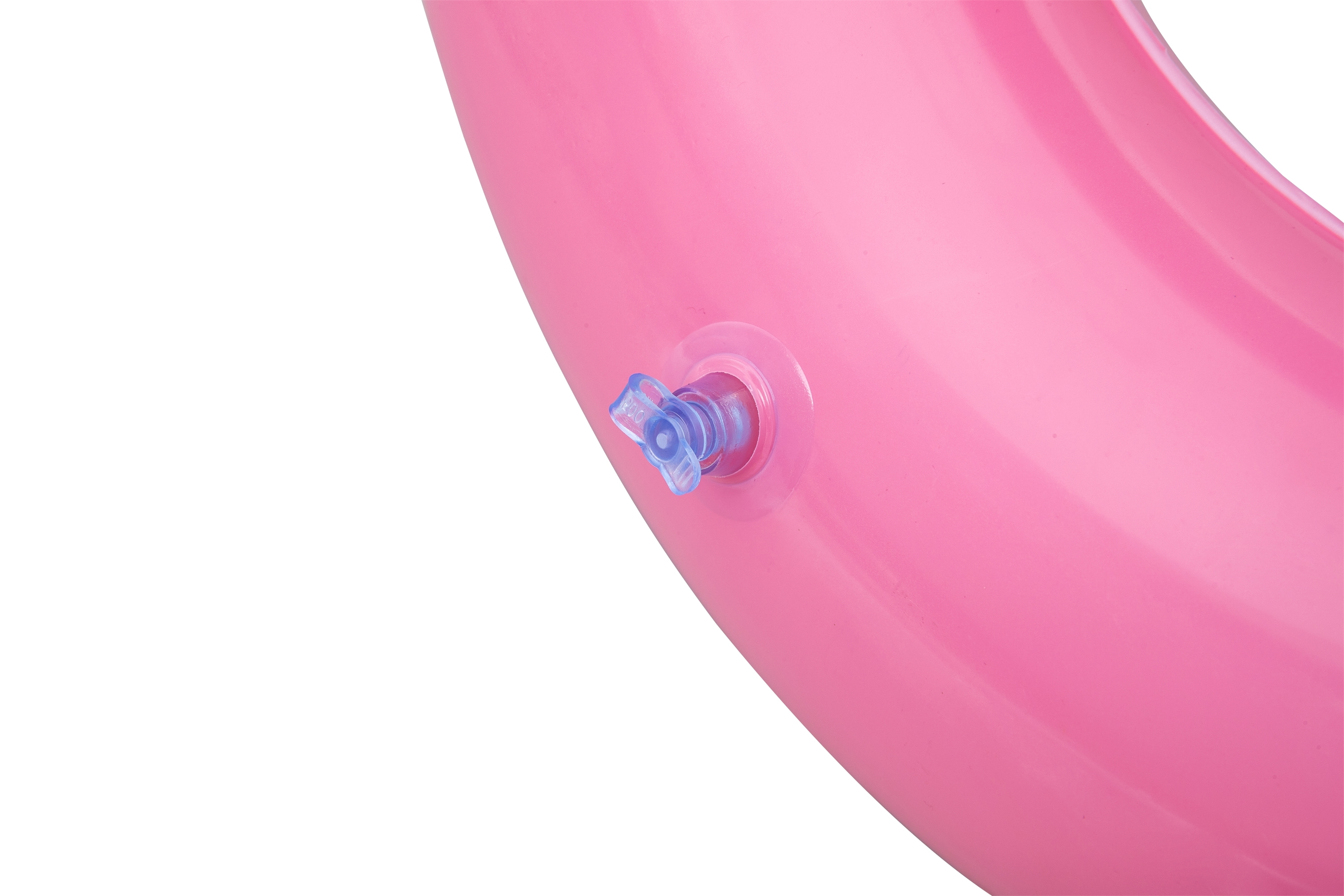Primer plano de un anillo inflable rosa con válvula azul sobre fondo blanco.