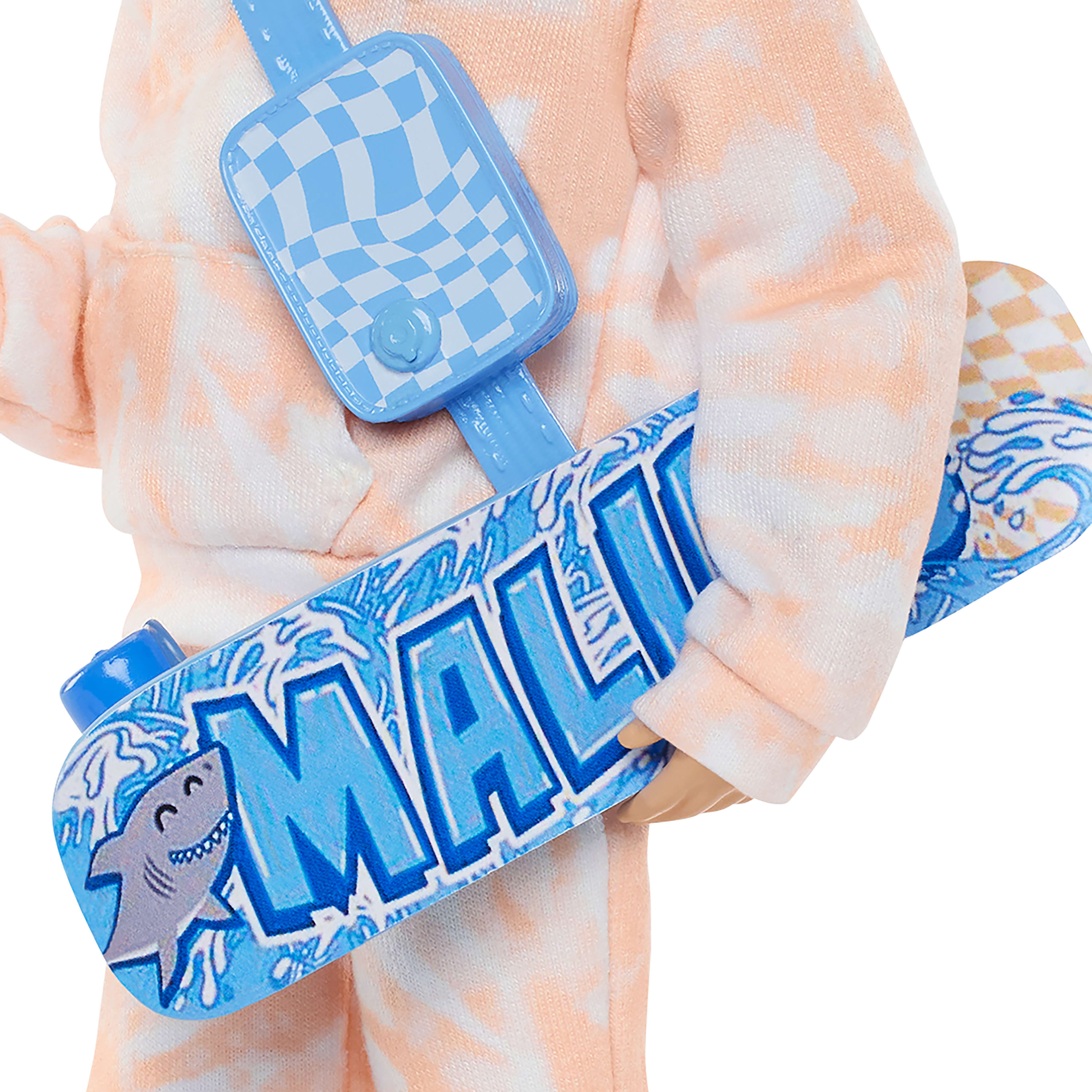 Lalka w bluzie z kapturem tie-dye trzyma niebieską deskorolkę. Niebieska torba w kratę wisi na ramieniu lalki.