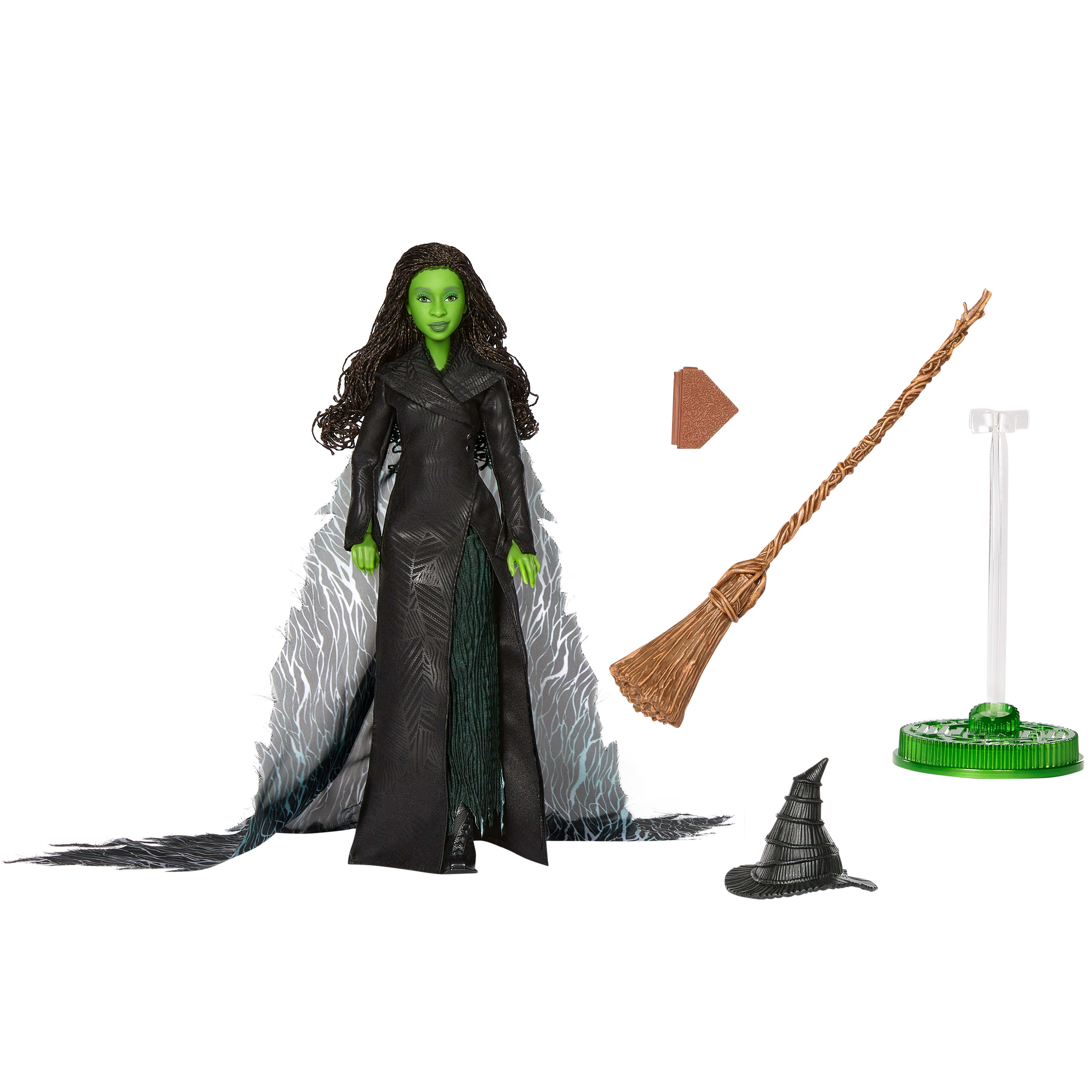 Puppe der bösen Hexe des Westens, grüne Haut, schwarzes Kleid, Umhang, Besen, Hut, Ständer. Weißer Hintergrund.
