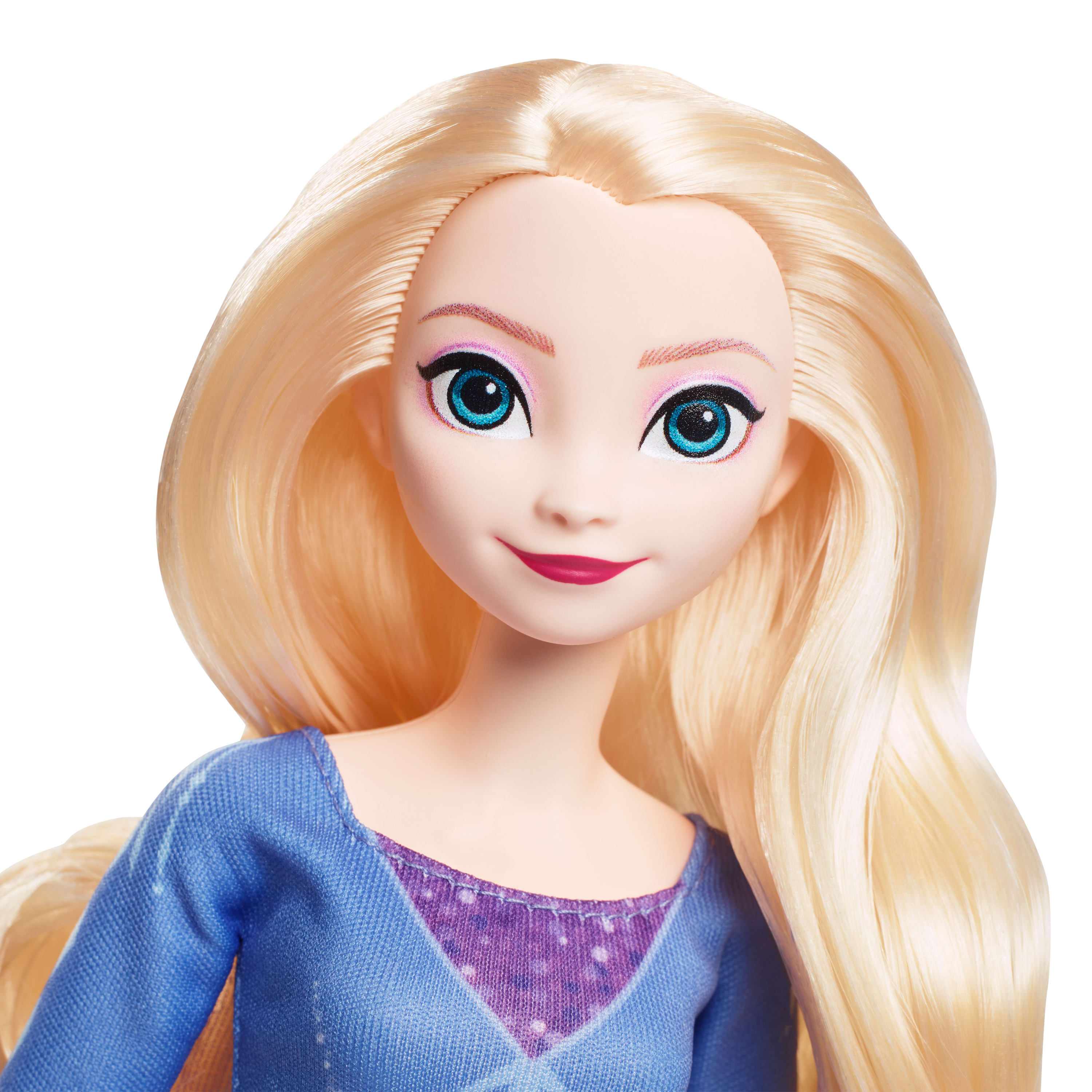 Puppe, Elsa aus Frozen, hat blondes Haar und ein blaues Kleid. Sie hat blaue Augen und einen rosa Lippenstift.