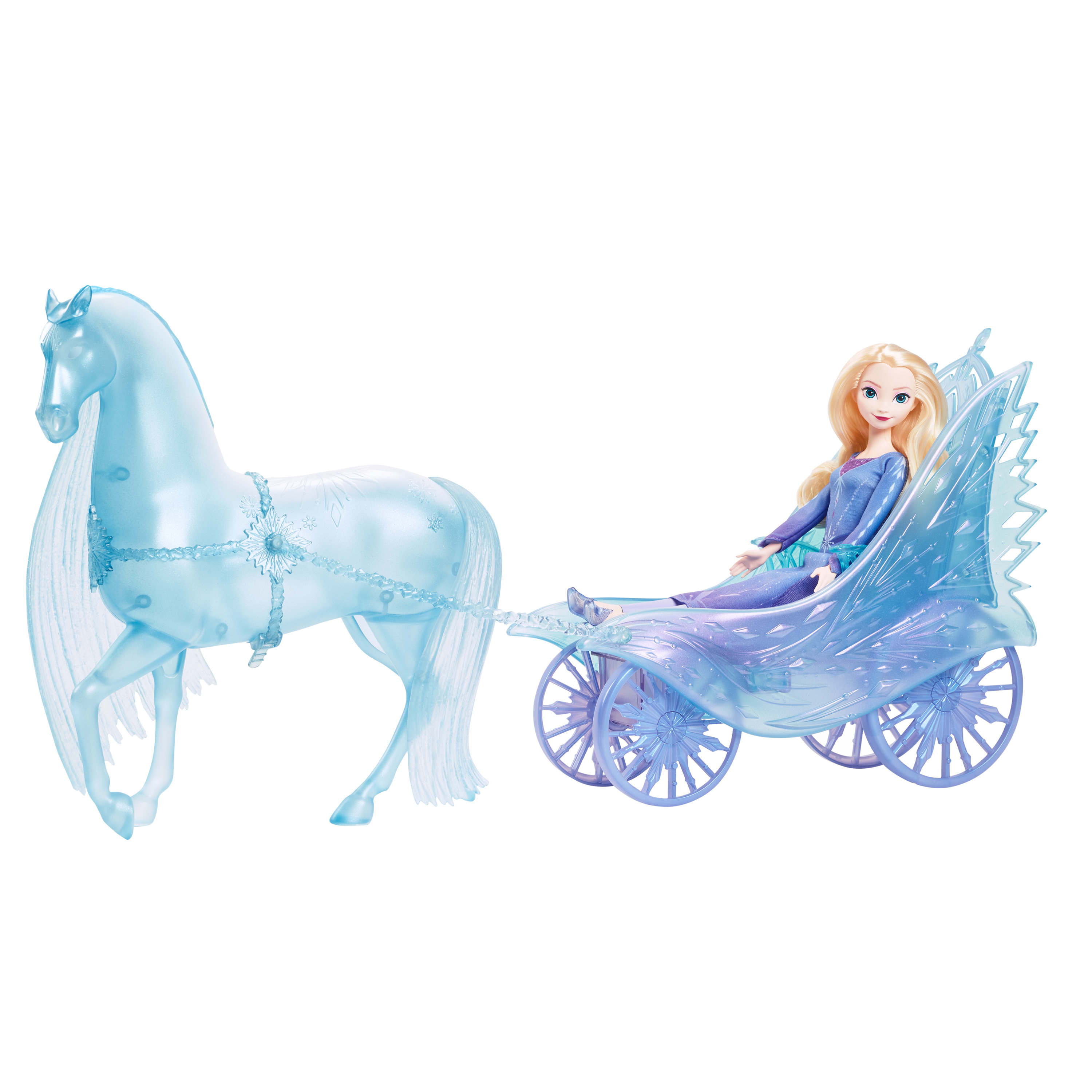 Ein Spielzeugpferd zieht eine Kutsche mit einer Elsa-Puppe. Sowohl Pferd als auch Kutsche sind hellblau, auf weißem Hintergrund.